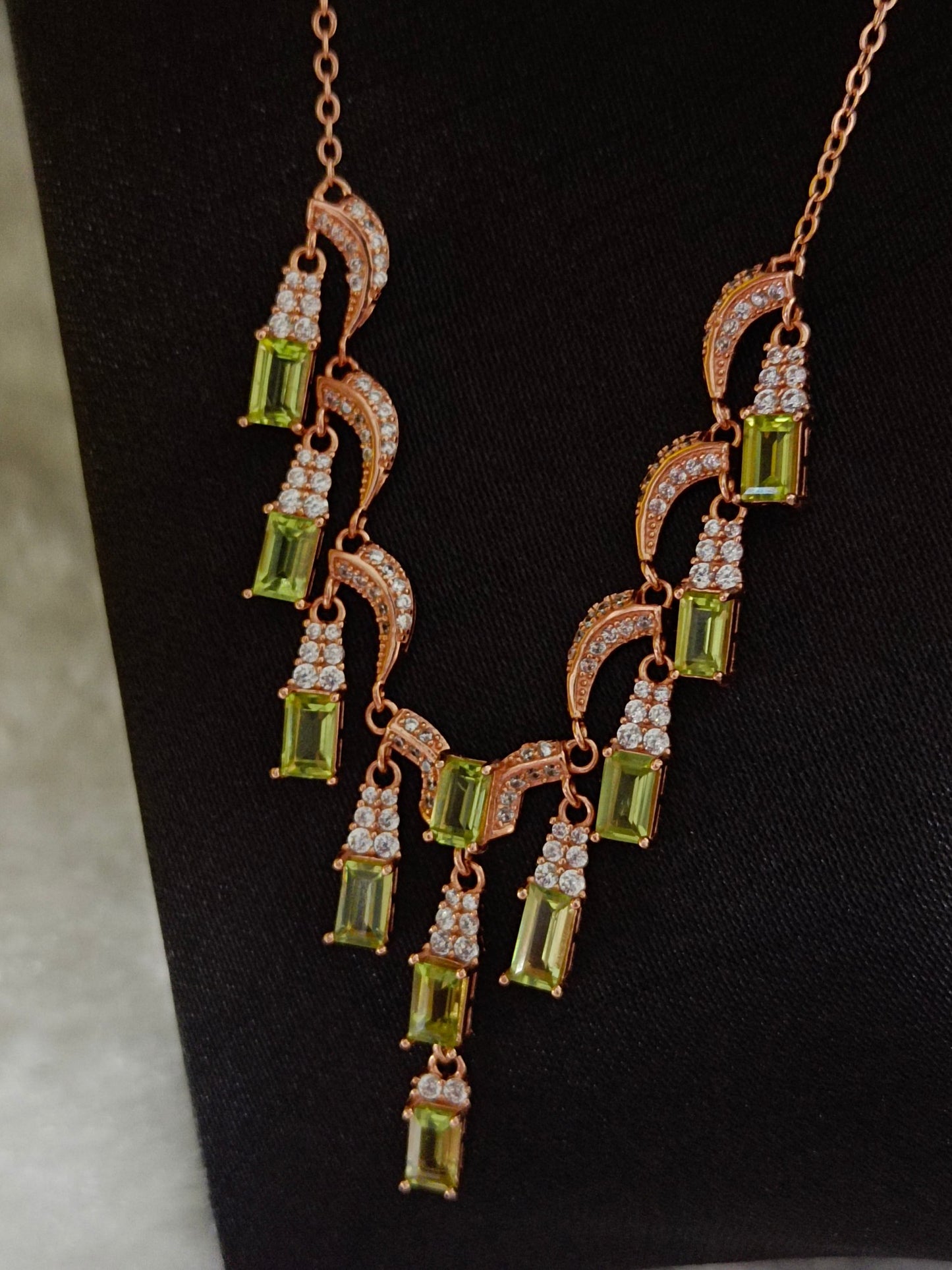 Prachtige halsketting met olijfstenen kwastjes - een genot voor sieraden