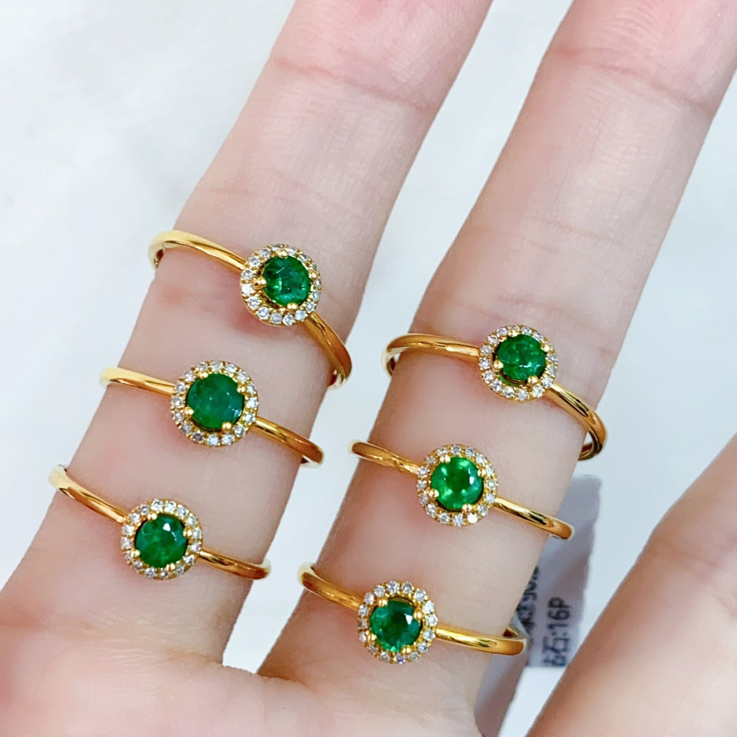 Begegnung mit Eleganz: Minimalistischer Smaragd-Ringschmuck