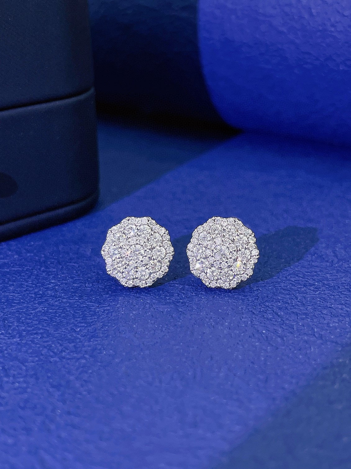 Aretes de diamantes cultivados en oro blanco de 18 quilates - Gema de joyería