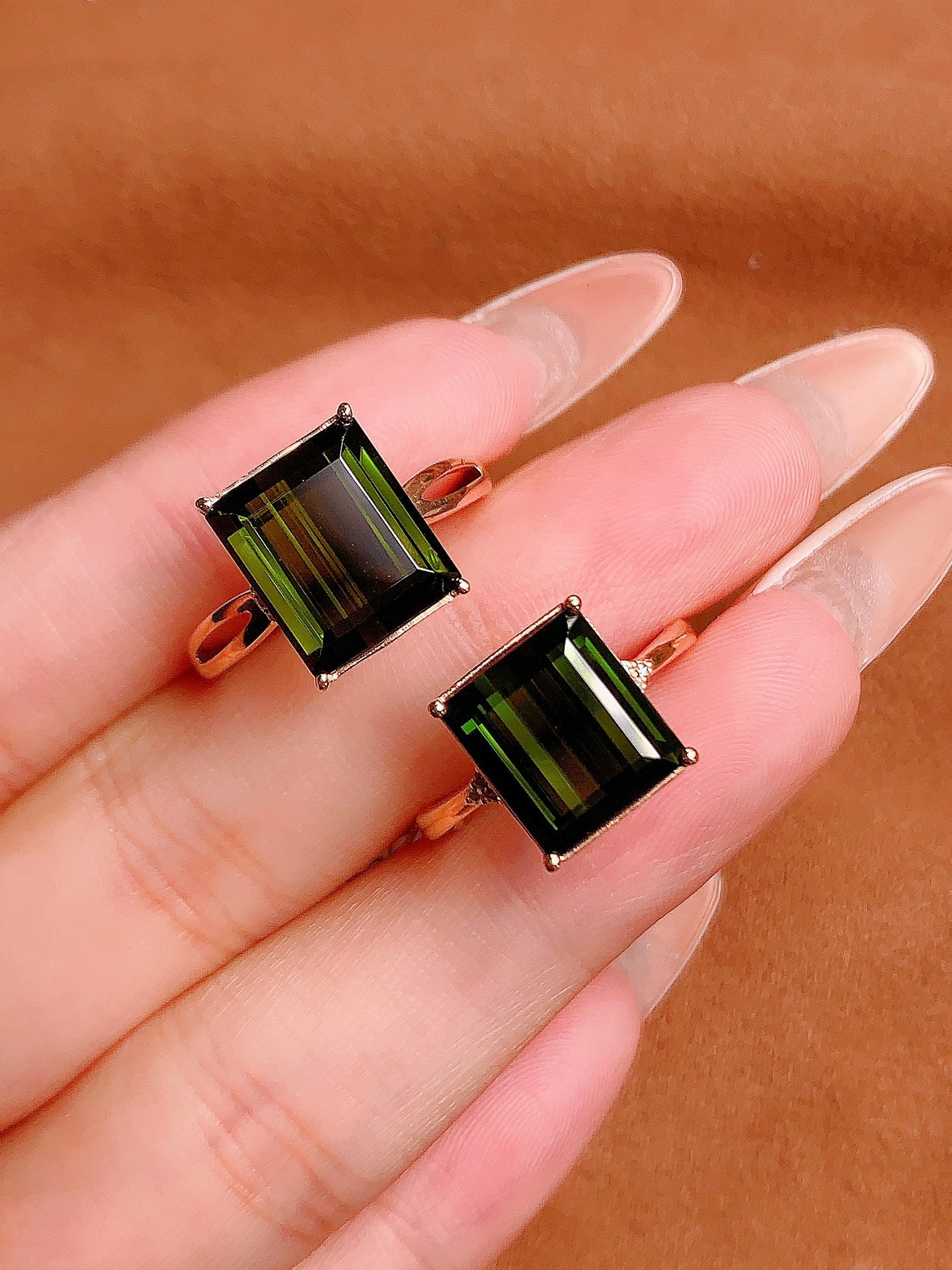 Cincin Bixite Emas 18K dan Bertatahkan Berlian yang Indah - Perhiasan untuk Keanggunan