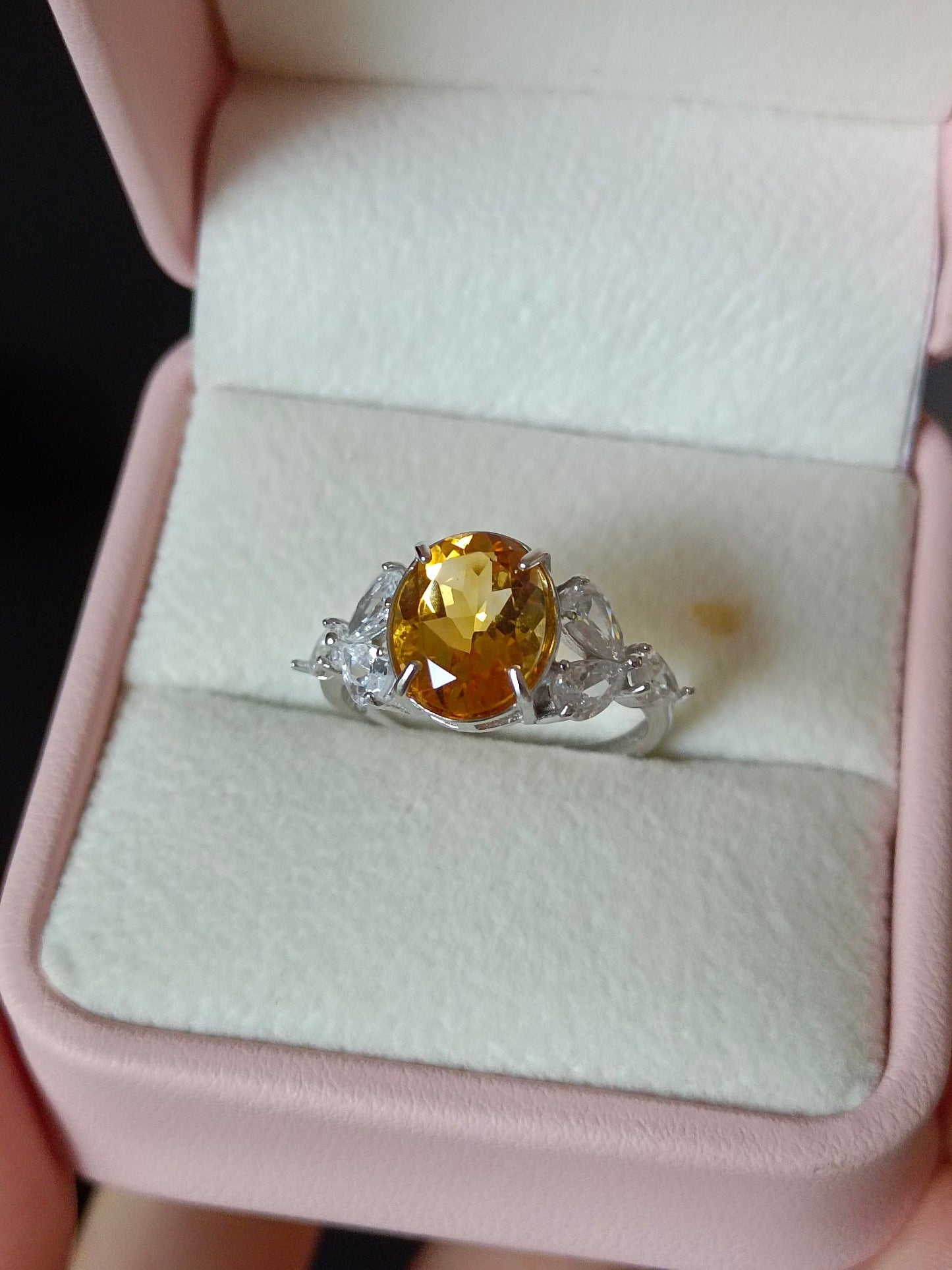 Anello con citrino giallo autentico: gioielli eleganti per ogni occasione