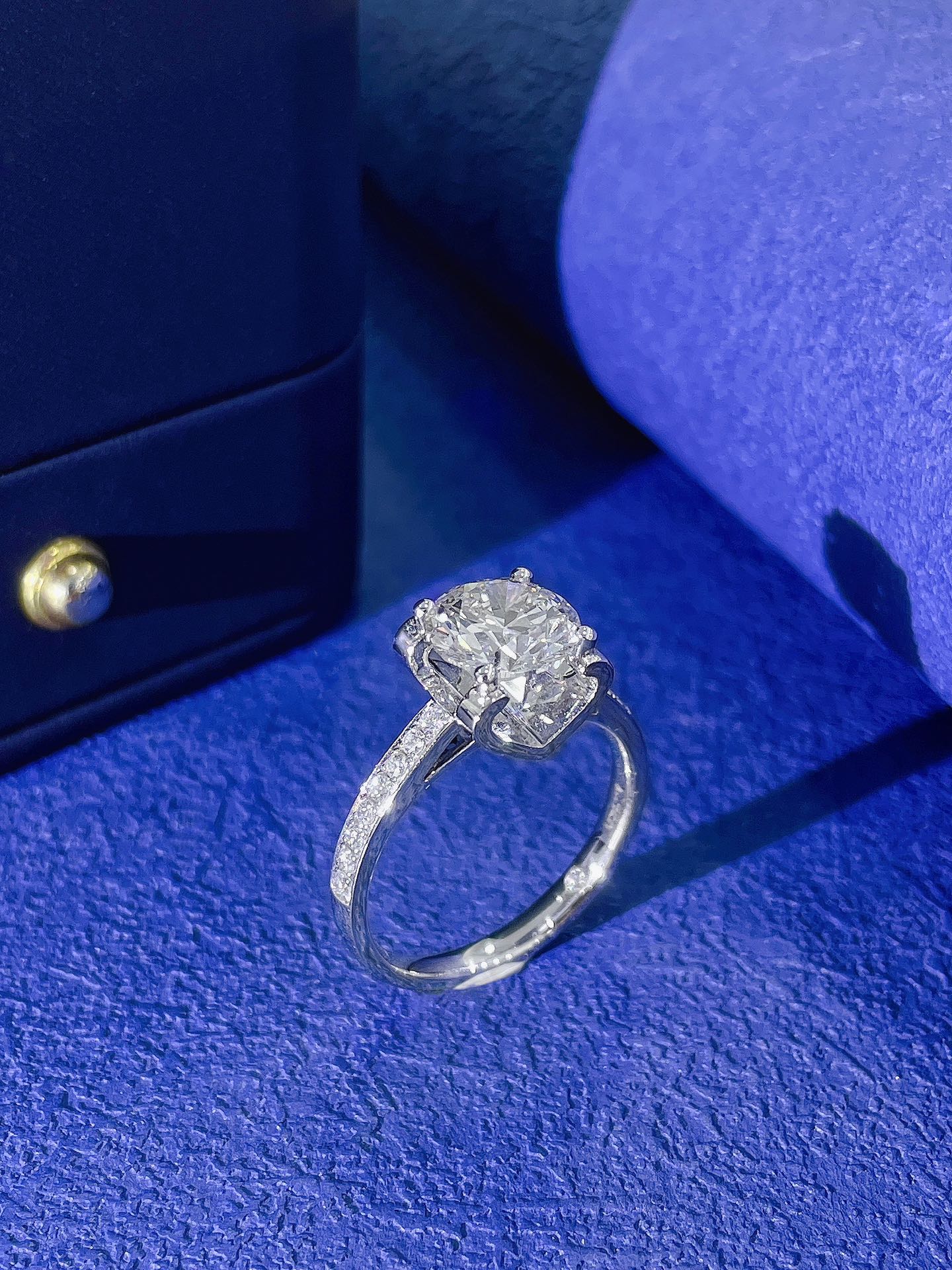 18K viljelty pyöreä Diamond Bullhead Straight Arm Ring - ylelliset korut