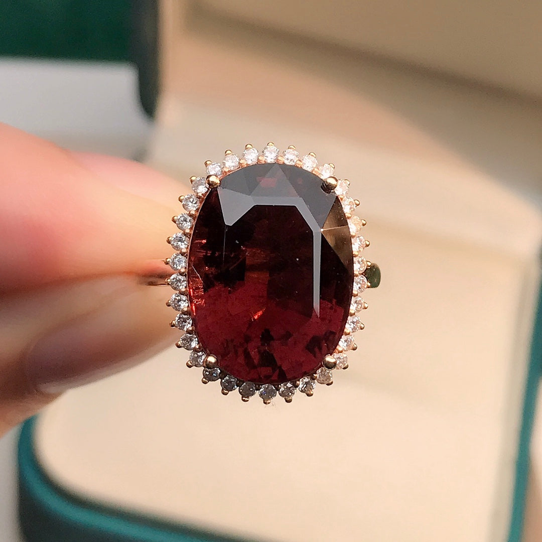 Exquisito anillo de turmalina incrustada en oro de 18 quilates: una joya imprescindible
