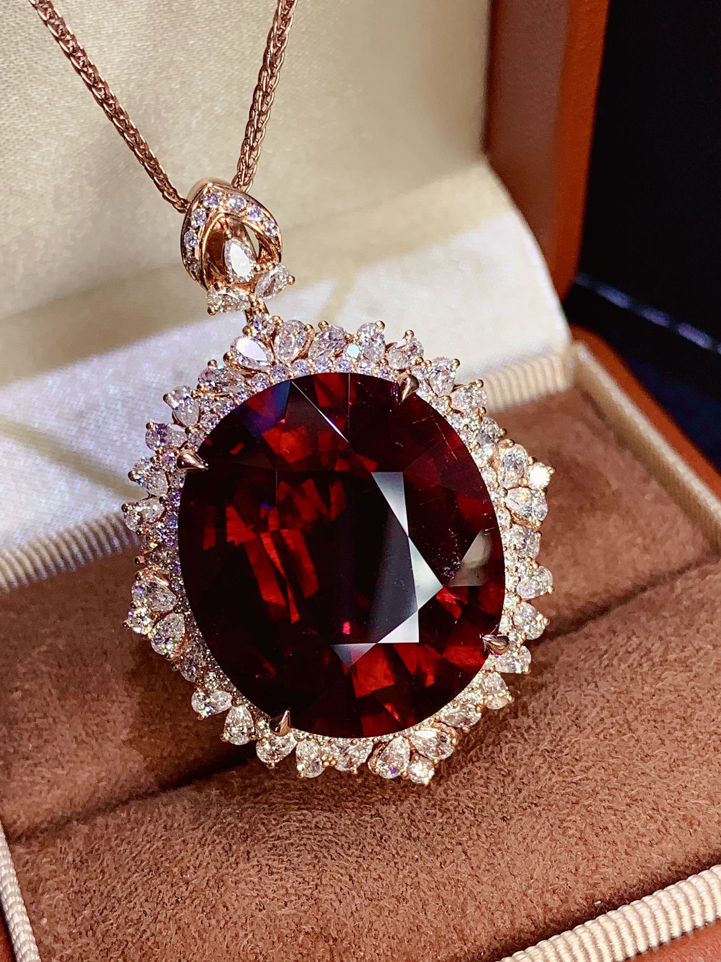 Exquisita joyería coleccionable: colgante de bixita de gran quilate de primera calidad