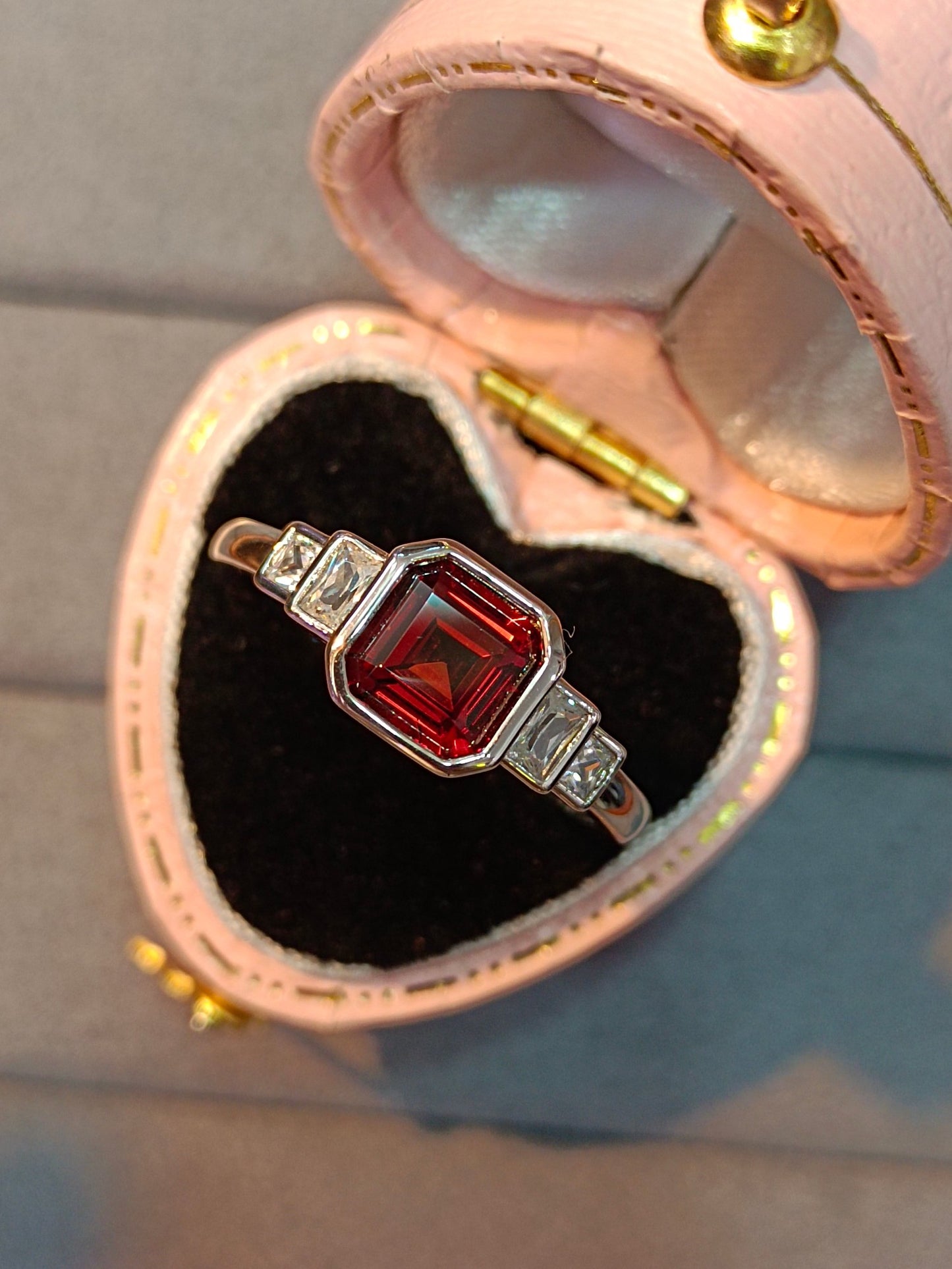 Bague carrée en grenat ornée d'argent sterling S925 - Bijoux minimalistes à la mode