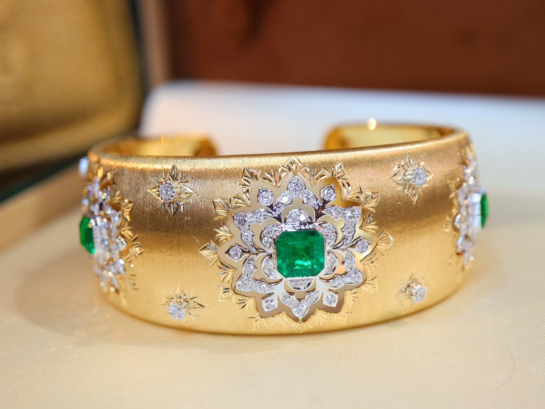 Luxuriöses Smaragd-Armband im Bucheratti-Stil mit breiter Platte – Schmuckstück