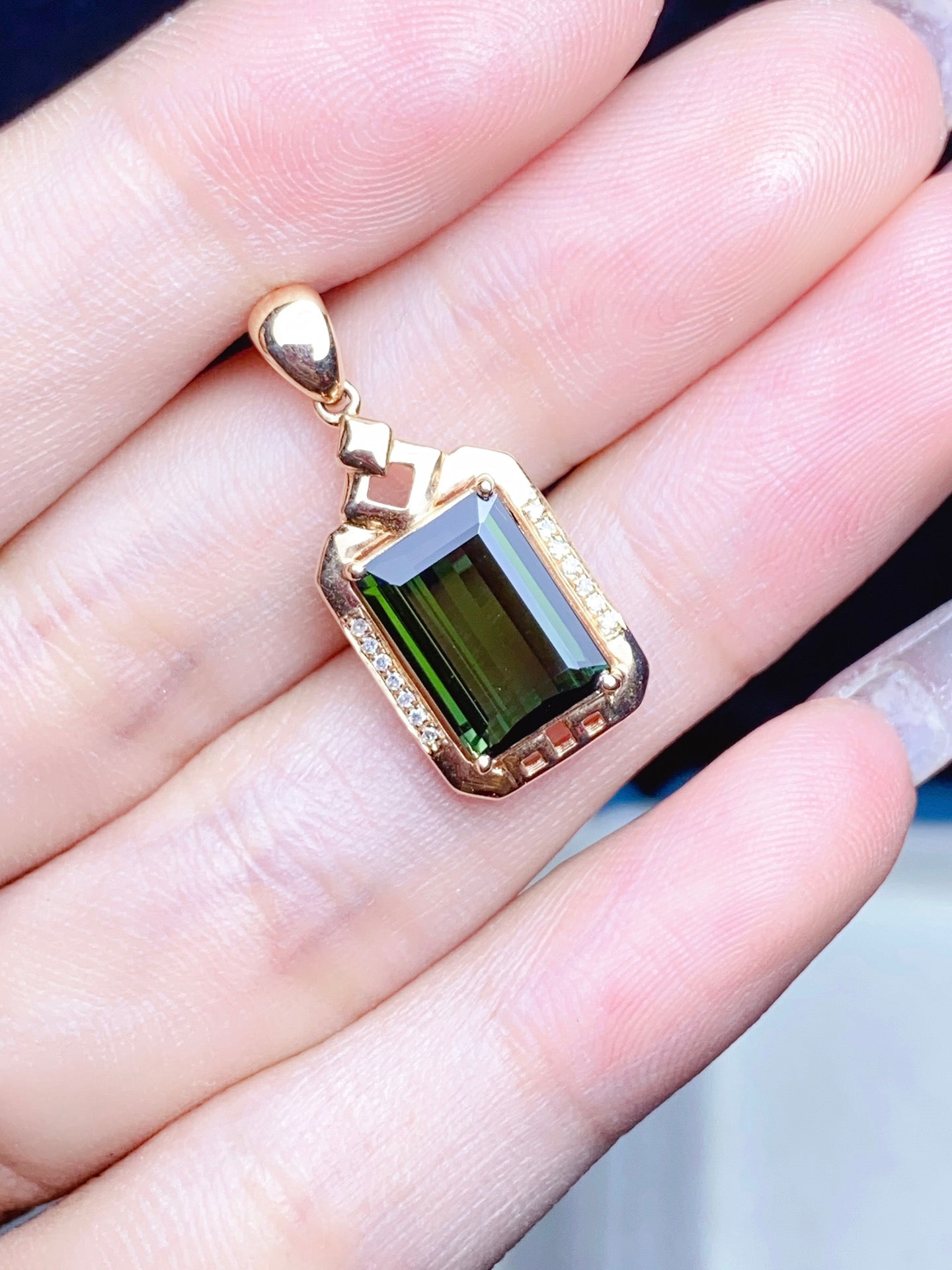 Joyería colgante de turmalina natural con oro de 18 quilates e incrustaciones de diamantes