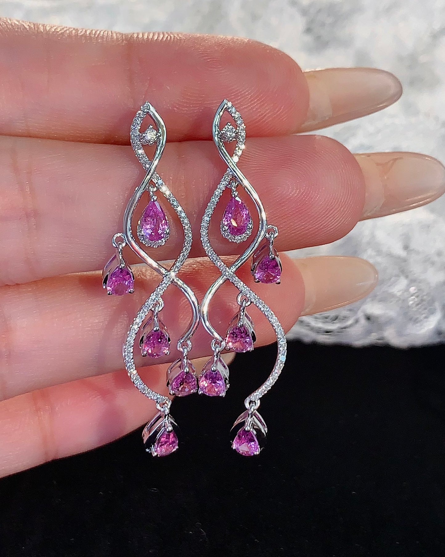 Keanggunan Minimalis: Anting Paparacha Emas 18K dan Safir