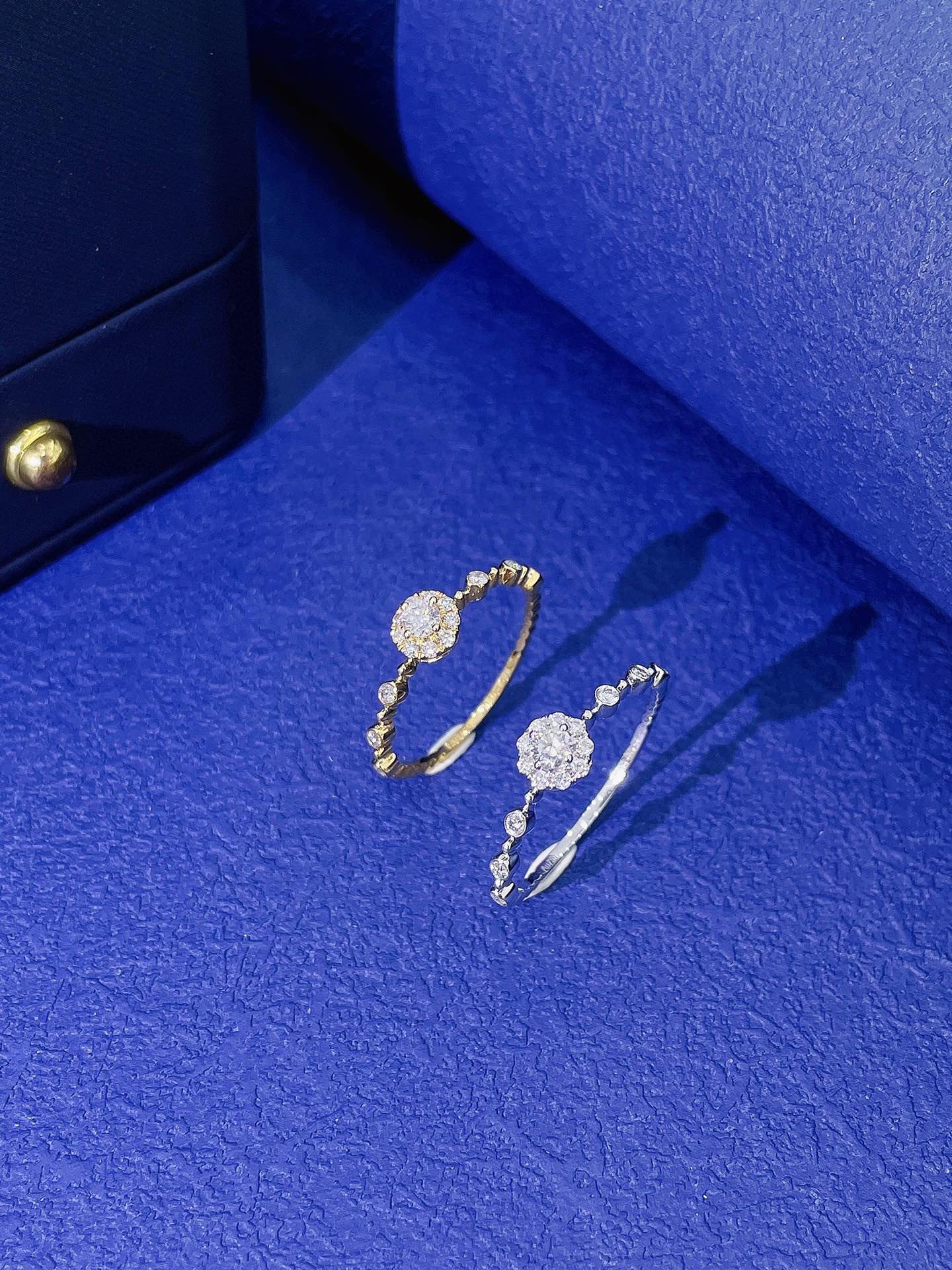 Anillo de burbuja con cuentas de perlas cultivadas de 18 quilates: pieza de joyería exquisita