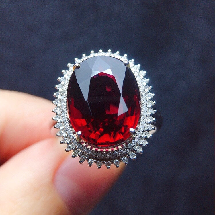 Exquisito Anillo de Turmalina Natural en Oro de 18 Quilates con Detalles de Diamantes - Joyería