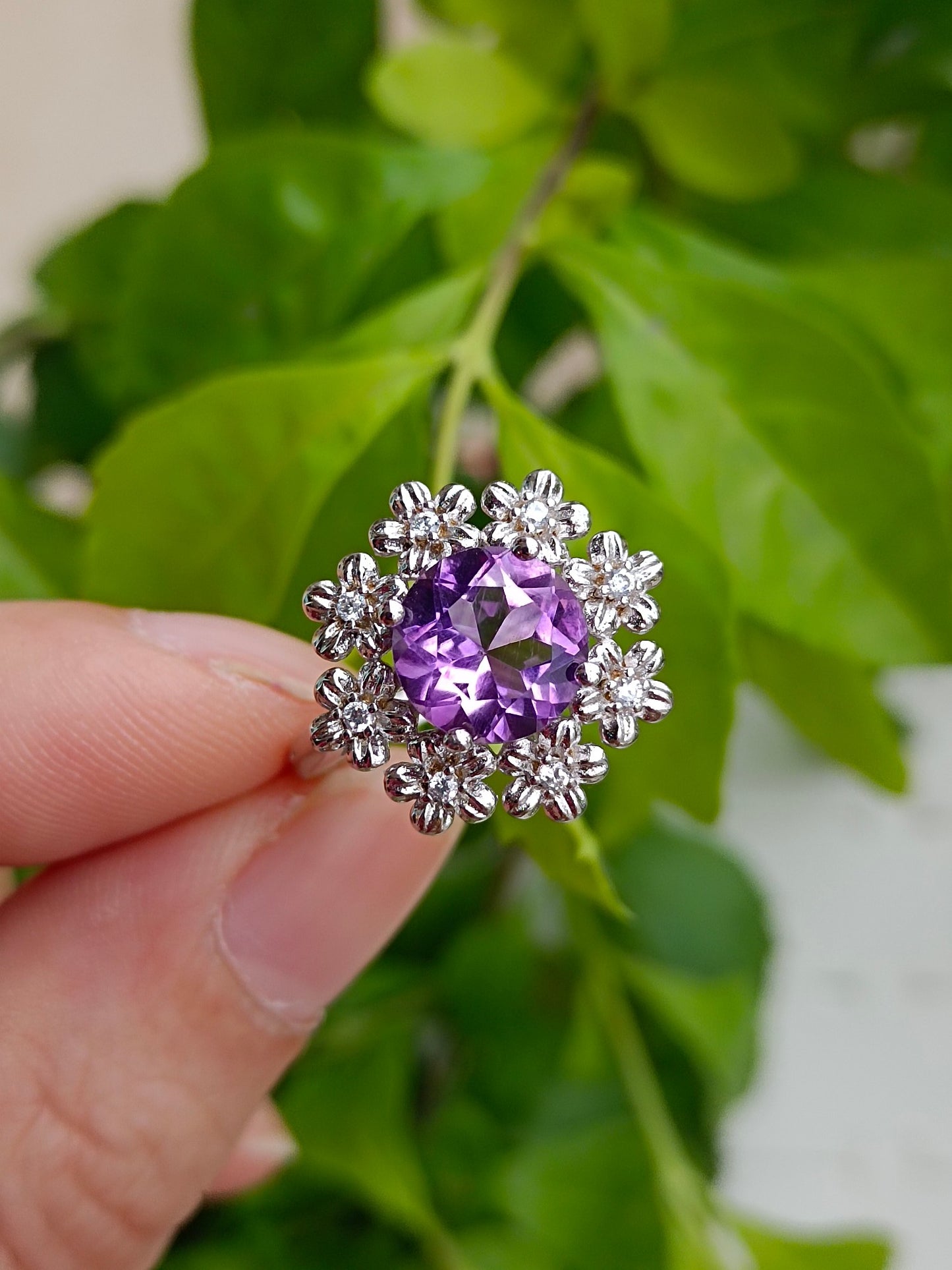 Squisito anello con fiori ricchi di ametista naturale - pezzo di gioielleria unico