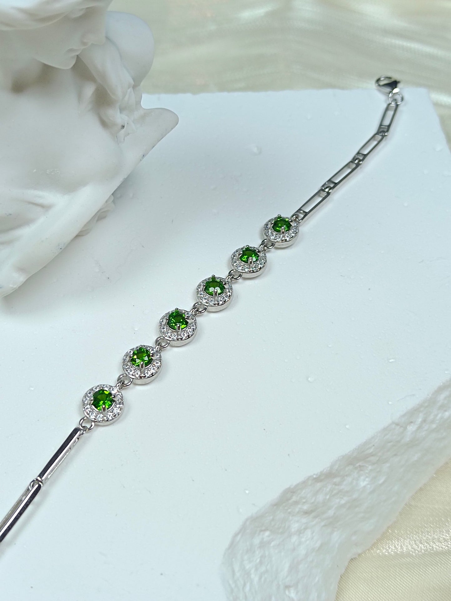 S925 sølvarmbånd med innebygd diopside – elegant og moderne design