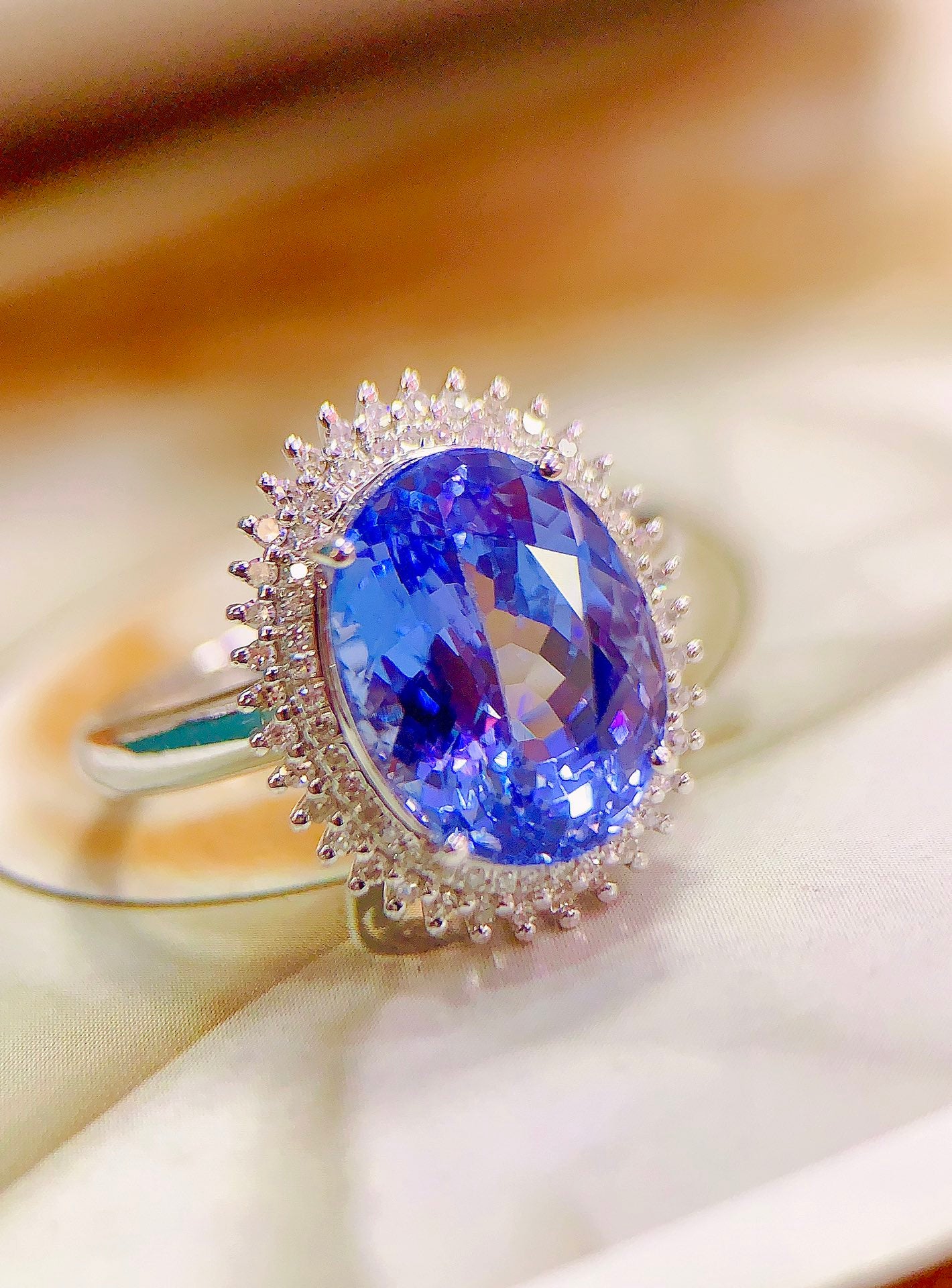 Exquisito Anillo de Tanzanita Natural en Oro de 18 Quilates con Detalles de Diamantes - Joyería