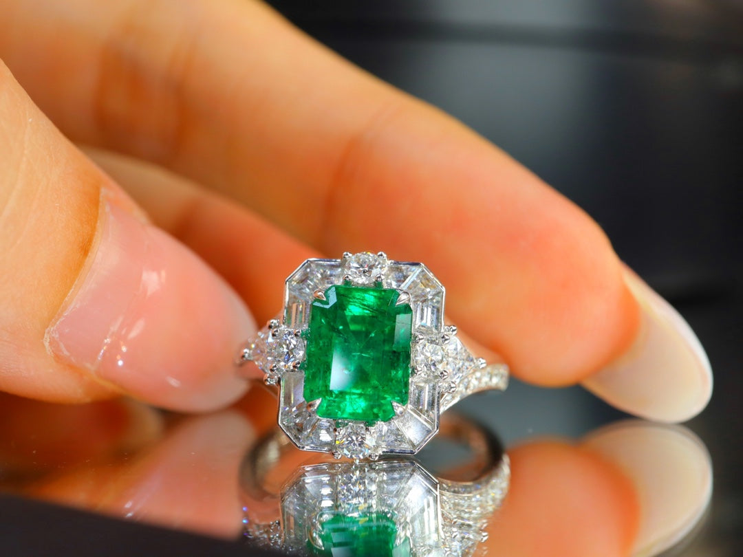 Smaragdring – Leuchtend grüner Luxusschmuck mit funkelnden Diamanten