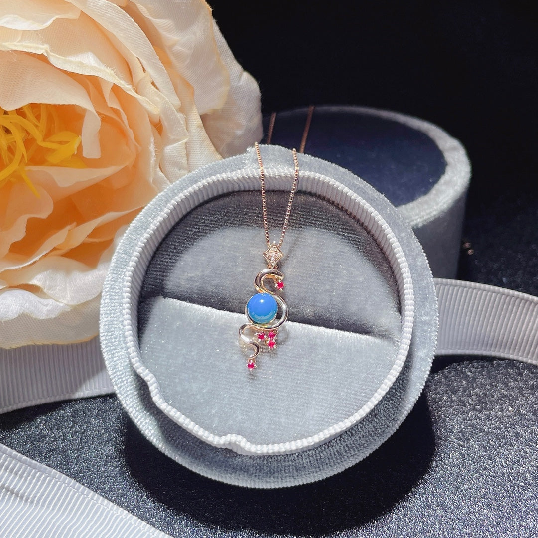 Volez l’été et l’amour avec un pendentif en ambre bleu dominicain intégré en or 18 carats - Bijoux uniques