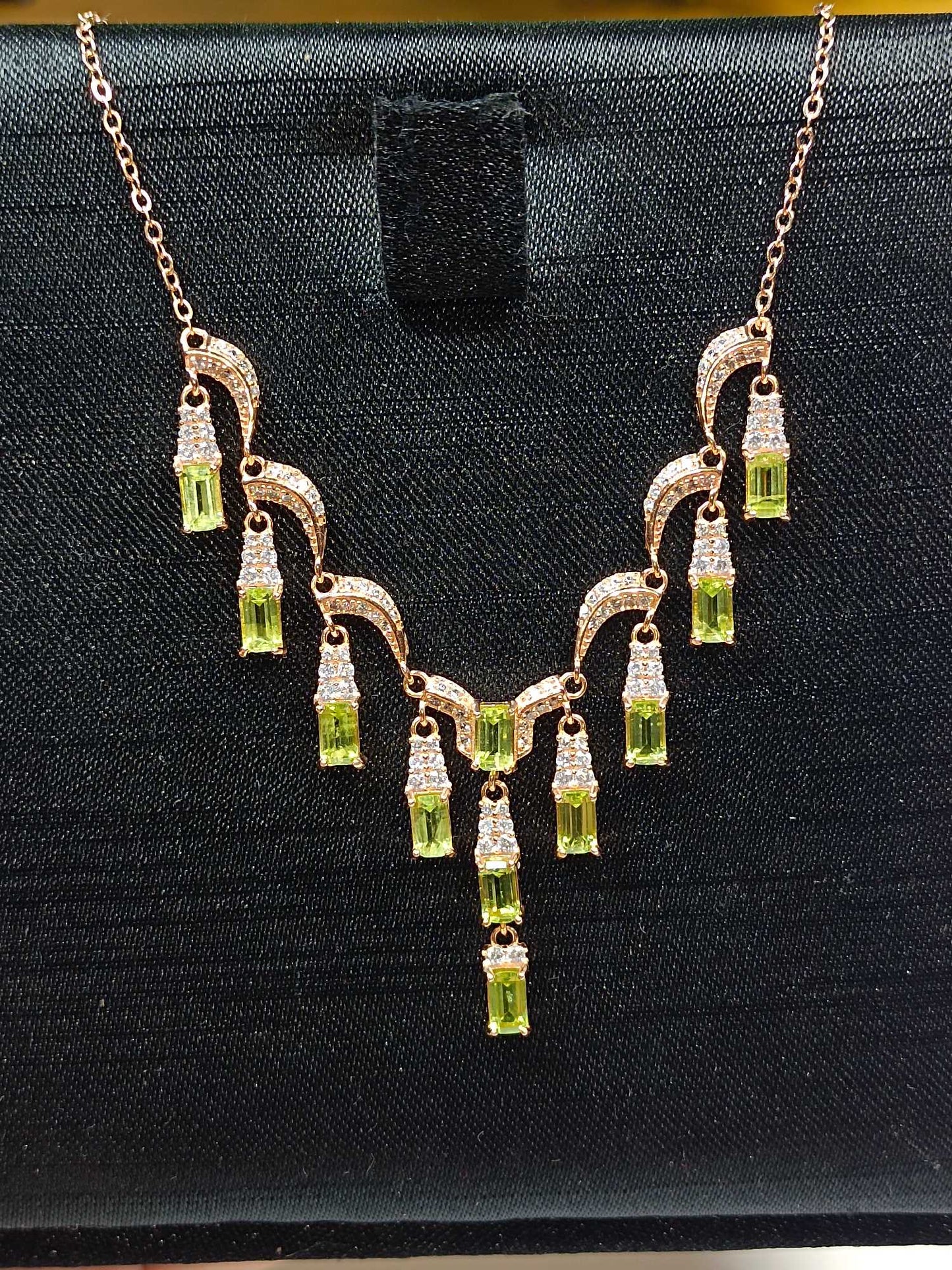 Elegant S925 Silver Embedded Peridot Column Halsband - Fina smycken