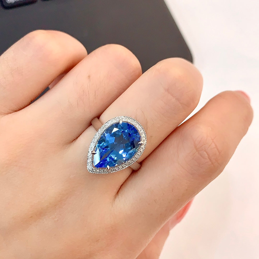 Utsøkt Topaz-ring i 18K gull med diamantaksenter - en smykkefryd