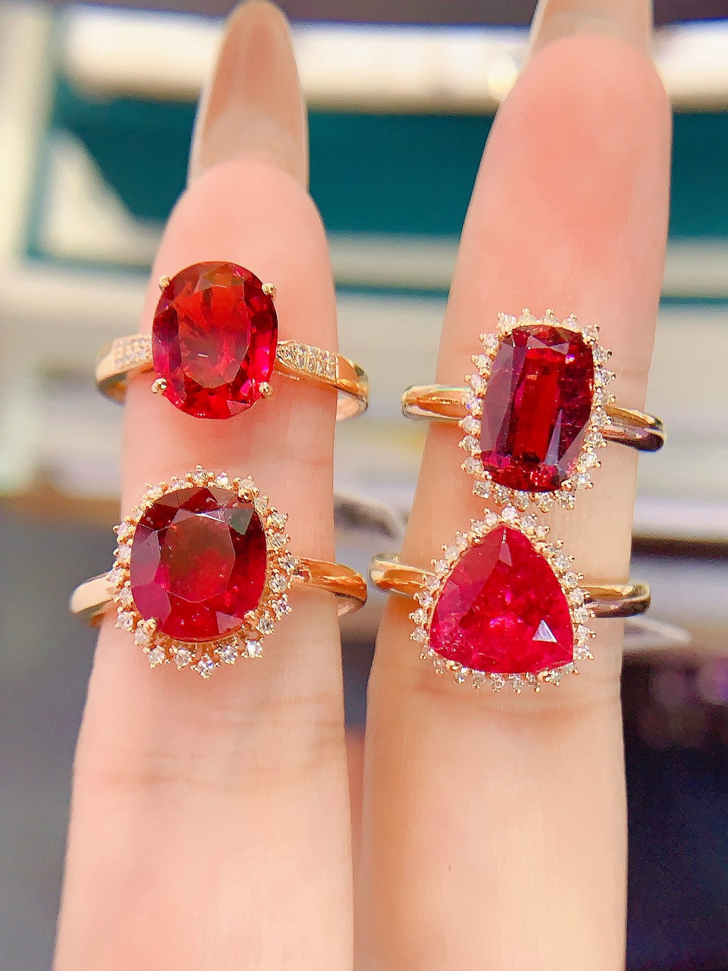 Elegantti 18K kultaa ja timantteja upotettu 碧玺 sormus - eksklusiivisia koruja