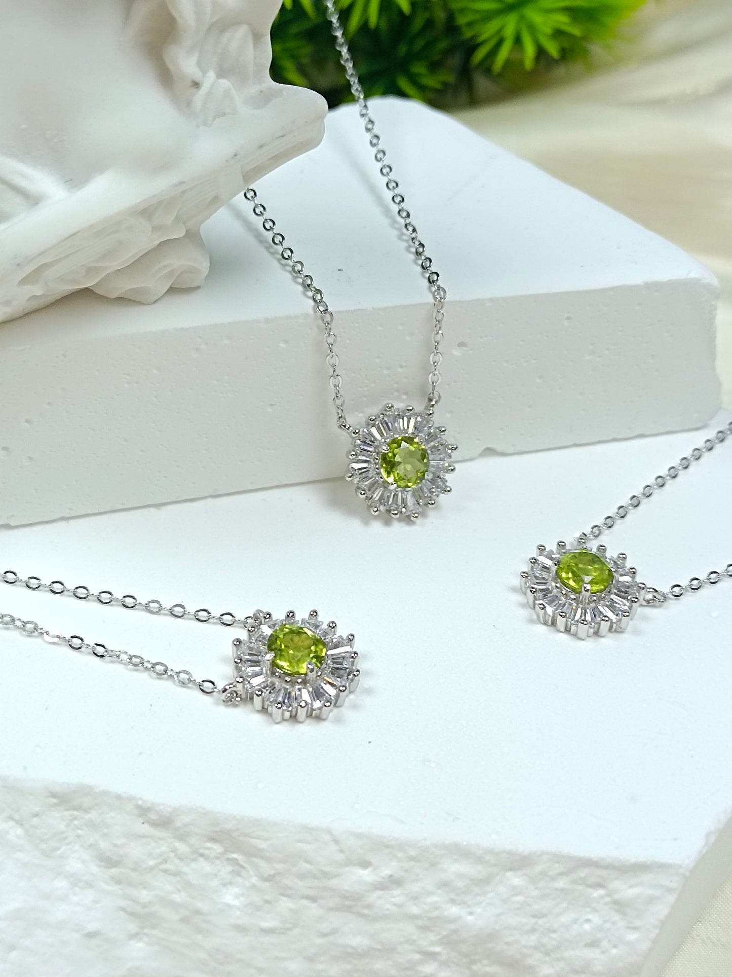 Collana con pendente in argento S925 con peridoto incorporato - Design girasole