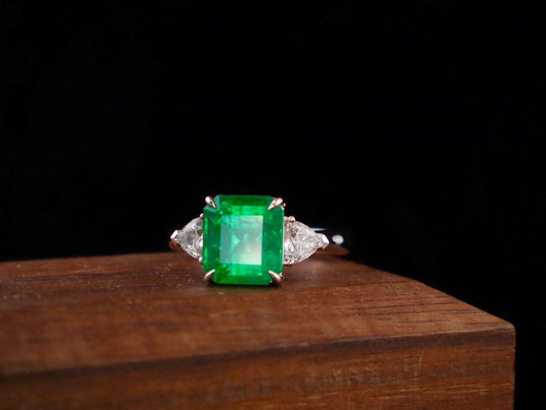 Anello con smeraldo - Gioiello della trilogia classica verde vivido da 3,79 ct