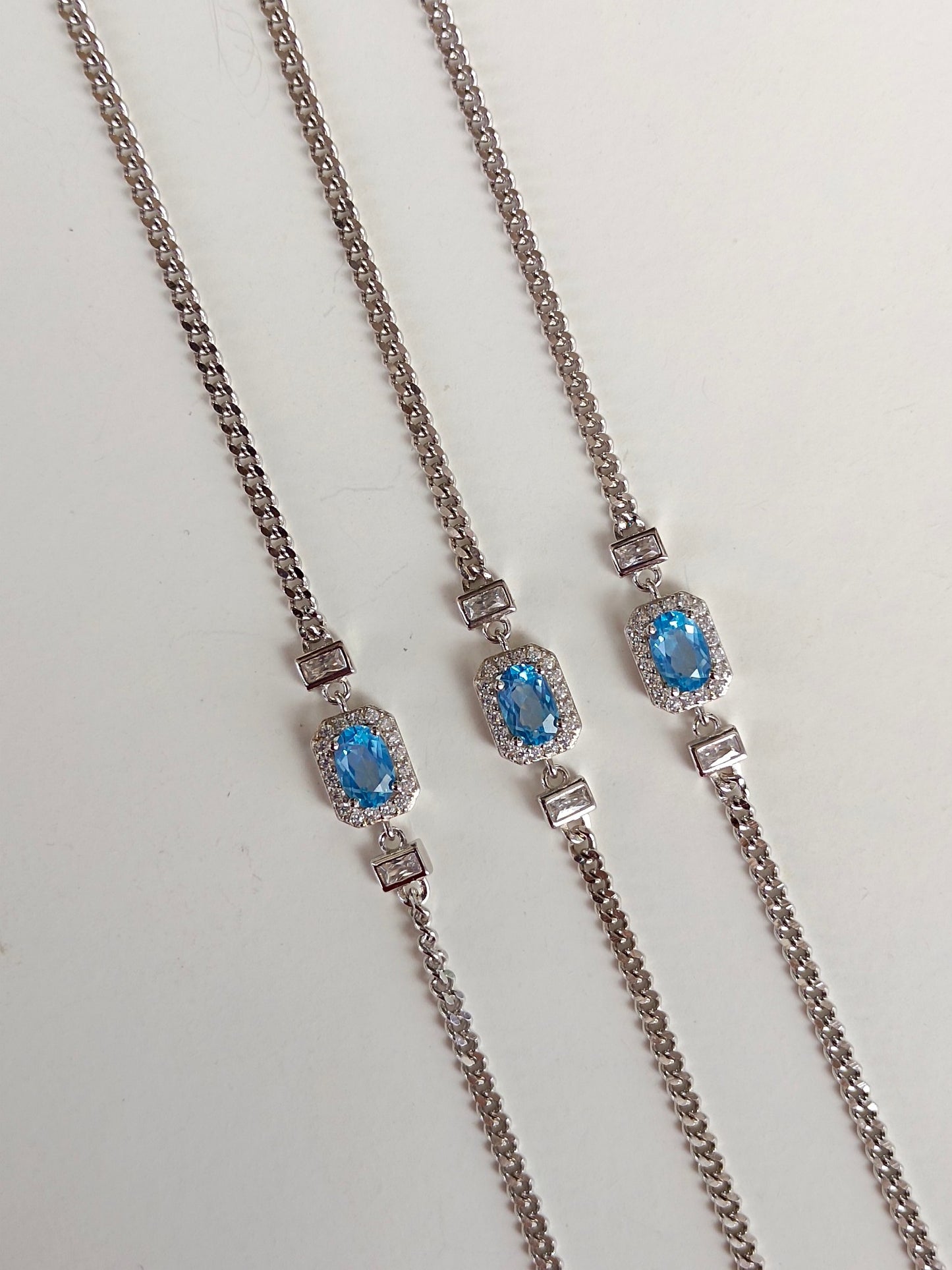 Squisito braccialetto svizzero con topazio azzurro naturale - Gioiello elegante