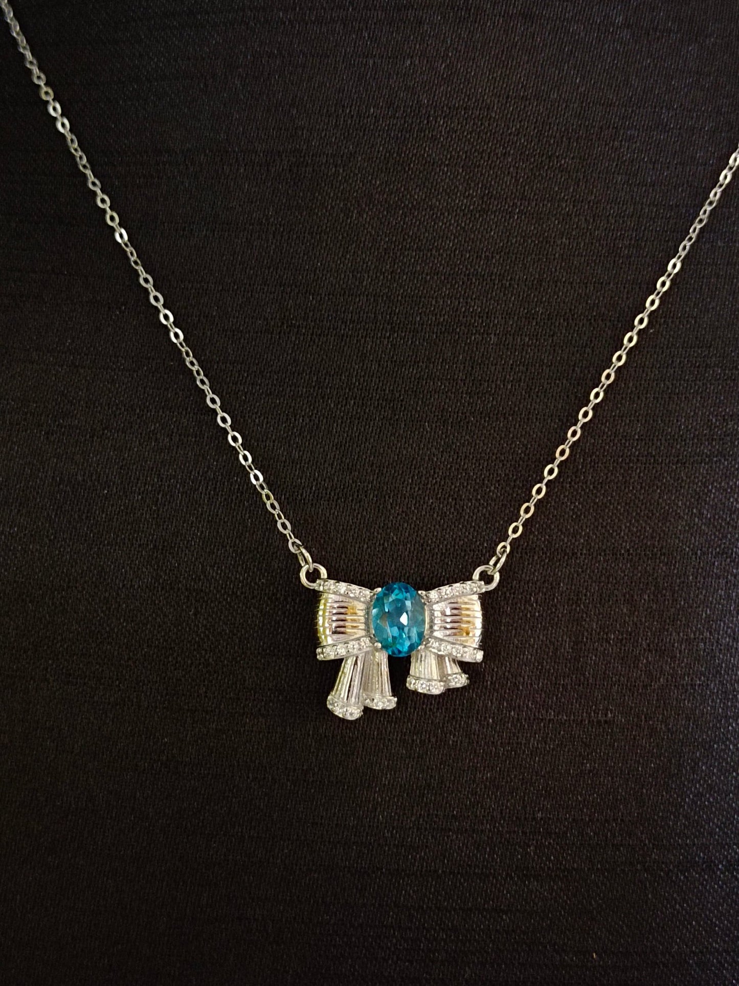 London Blue Topaz Bowknot Halskjede - Elegant smykkestykke