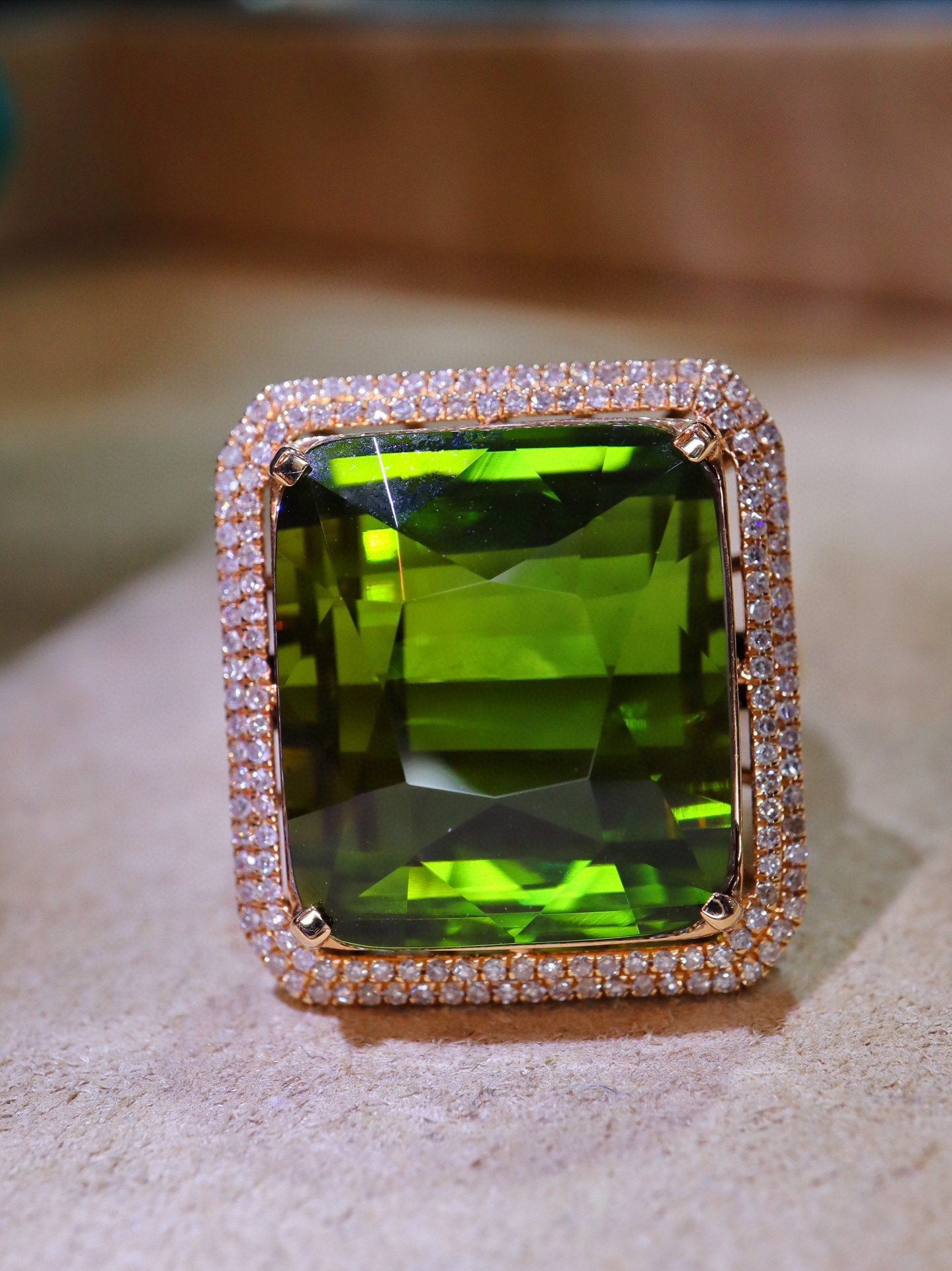 Luxusschmuck: Ring aus natürlichem Turmalin mit Verzierungen aus 18-karätigem Gold und Diamanten