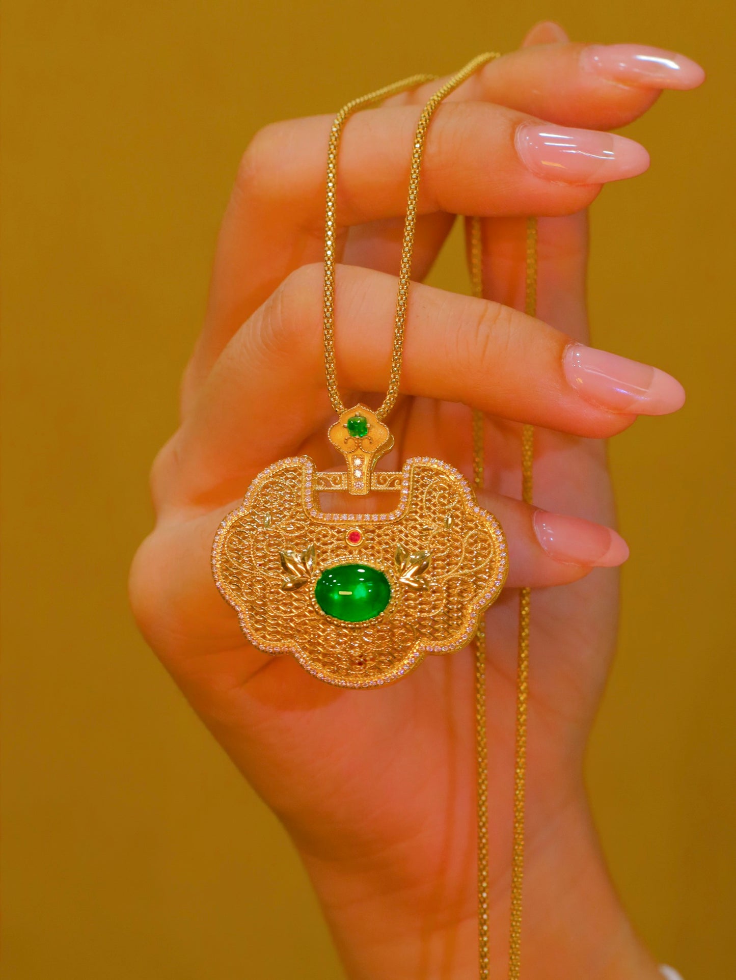 Ruyi Peace Lock Pendant - Emerald Charm korut
