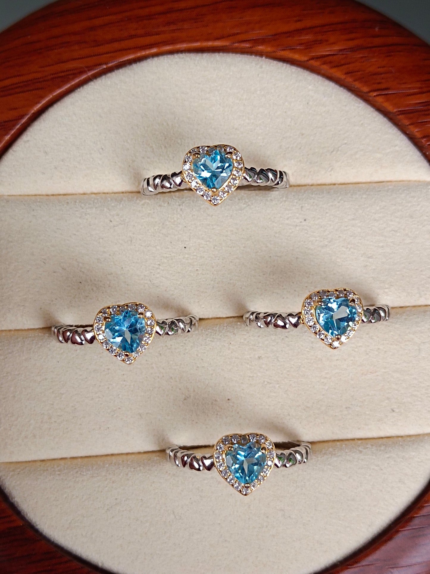 Elegante anello svizzero con topazio azzurro a forma di cuore - Gioiello unico
