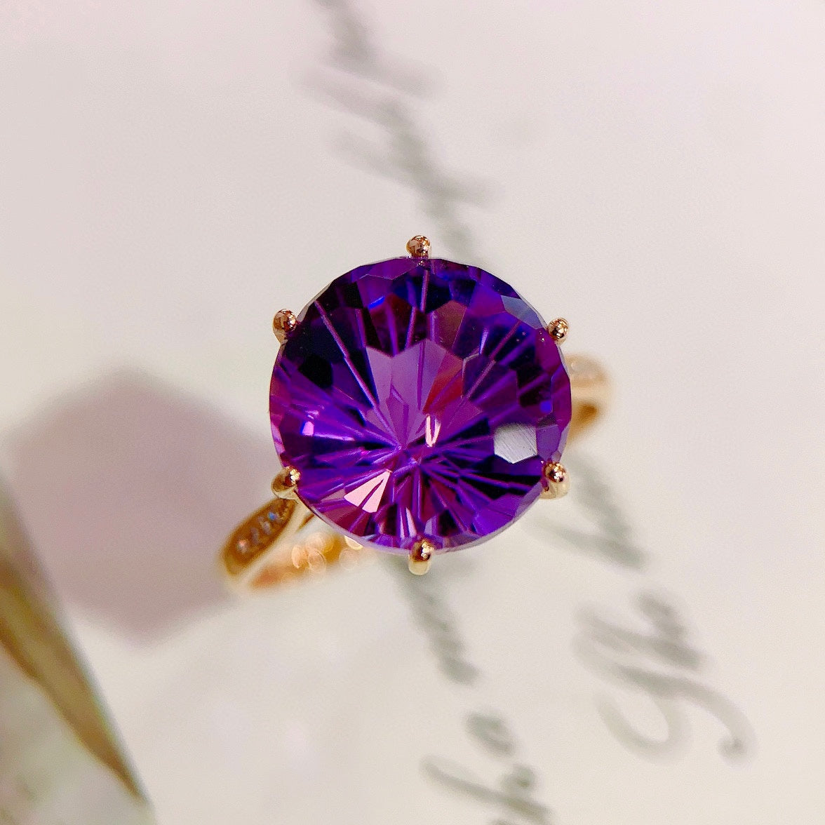 Cincin Amethyst Emas 18K - Perhiasan Elegan untuk Kelembutan Abadi
