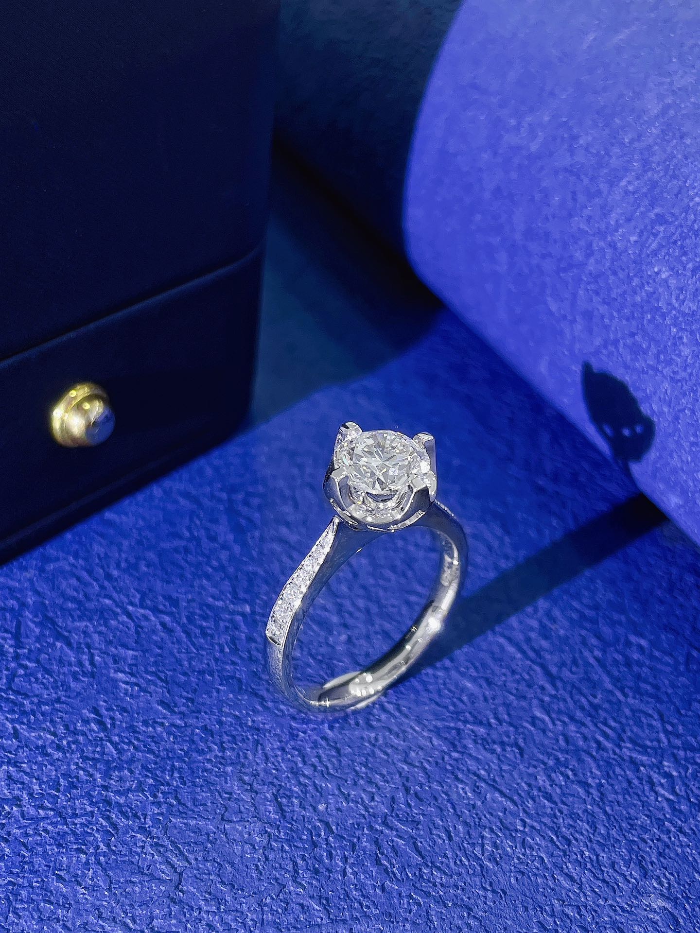 Cincin Lengan Lurus Empat Cakar Berlian Bulat Berbudaya 18K - Perhiasan Premium