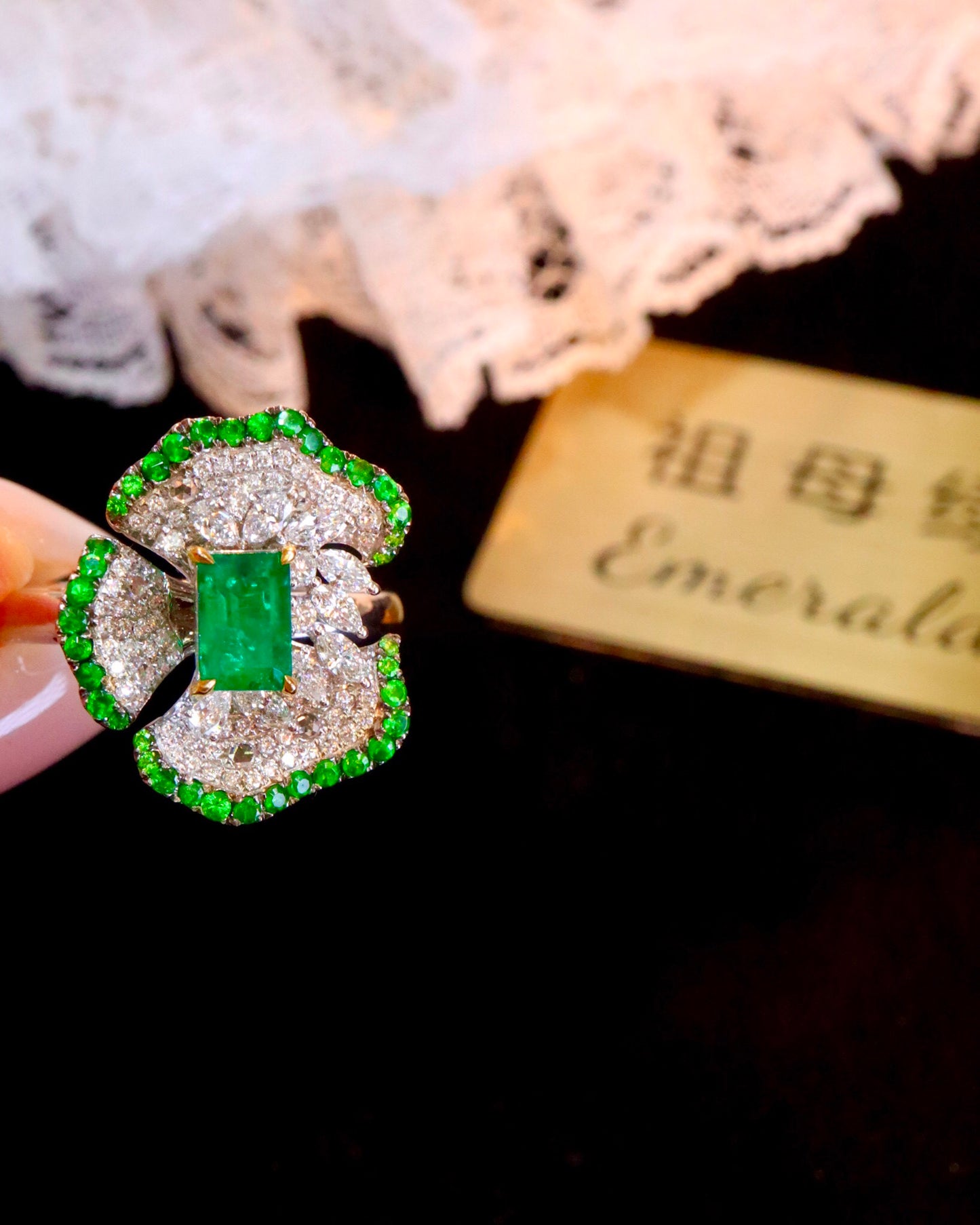 Perhiasan Bunga Abadi: Berlian Emas 18K dan Cincin Zamrud