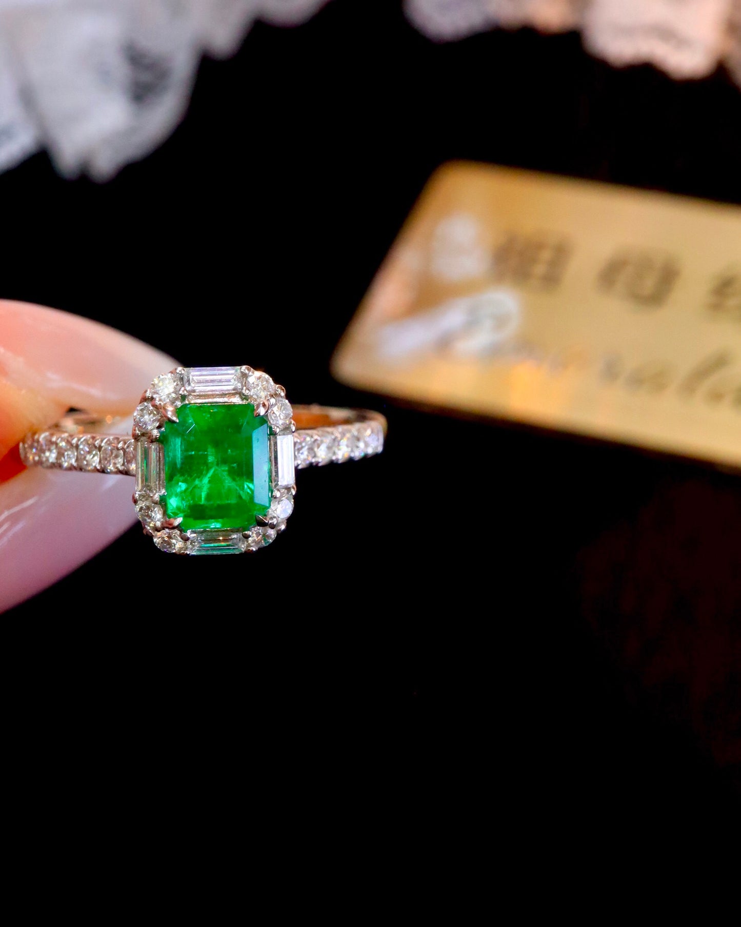 Perhiasan Klasik Abadi: Cincin Zamrud Tertanam Emas 18k dan Berlian