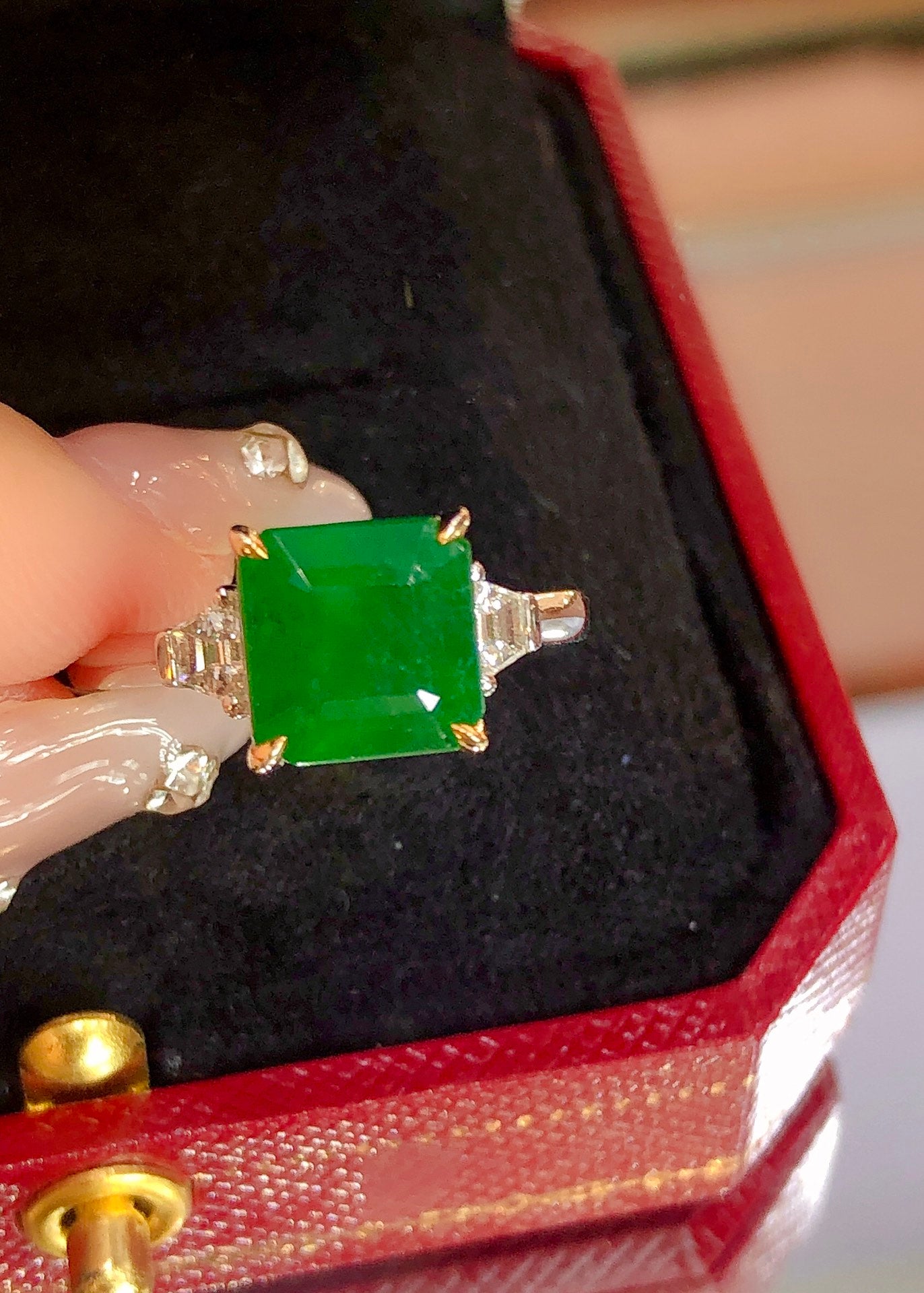Elegant naturlig smaragdring i tre stenar - premiumsmycken