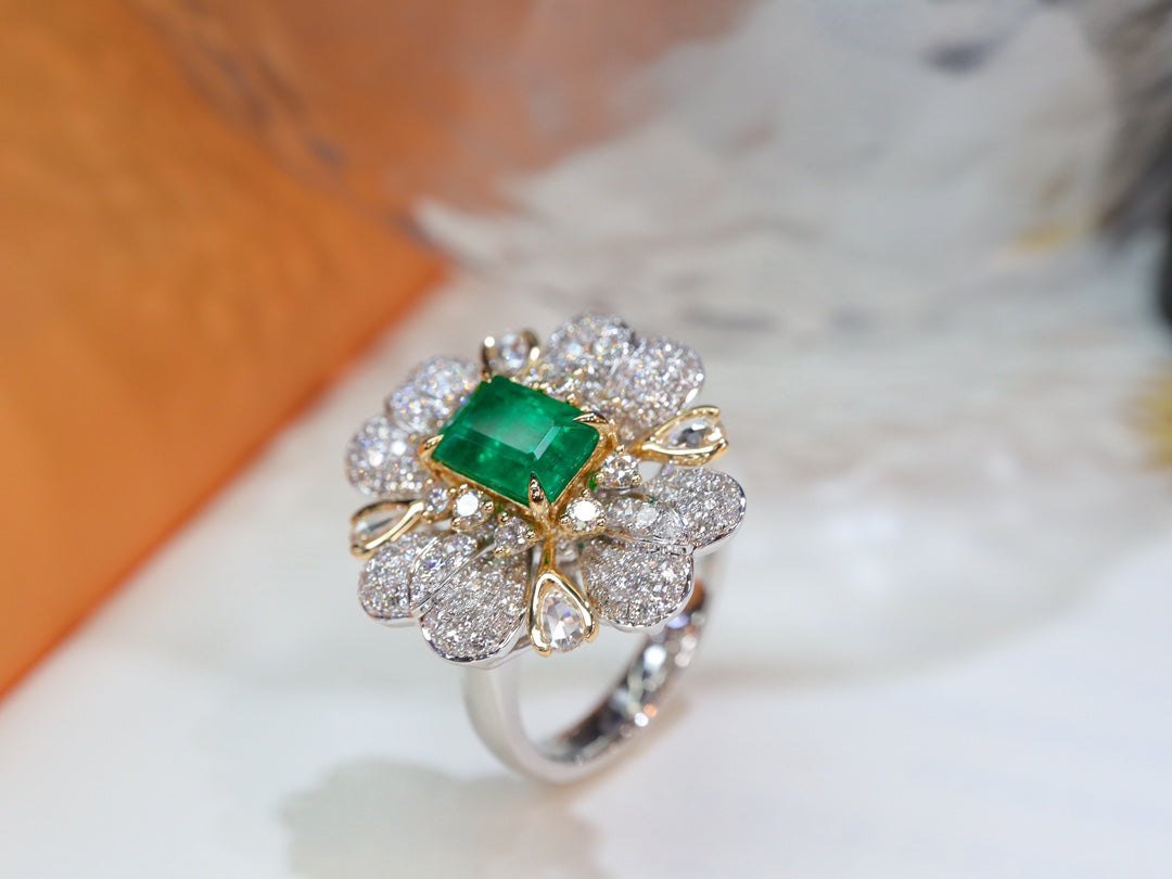 Anello Smeraldo - Gioiello vetroso verde vivo con disegno floreale
