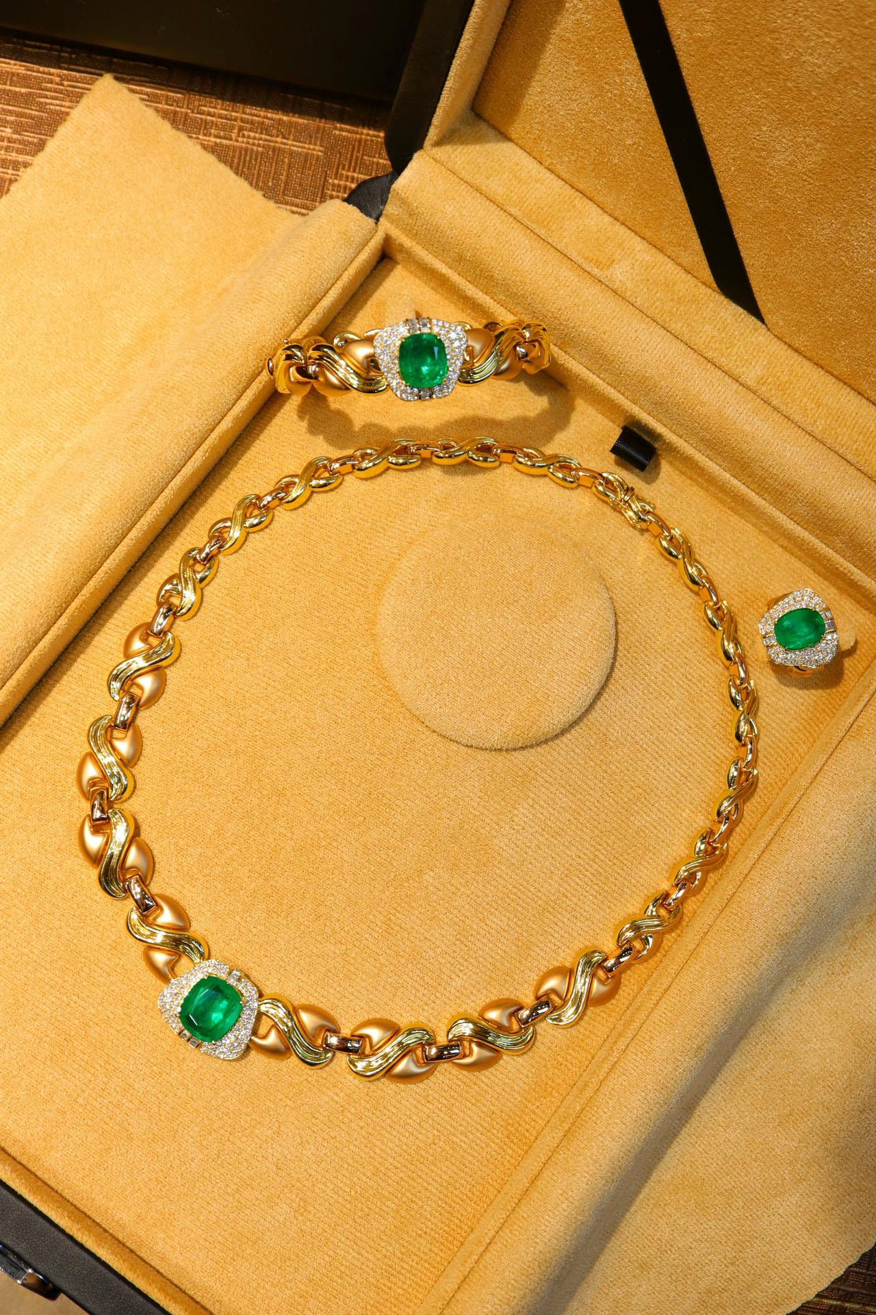 Smaragd-Schmuckset: Modernes Vintage-Design, Akzente aus 18-karätigem Gold und Diamanten