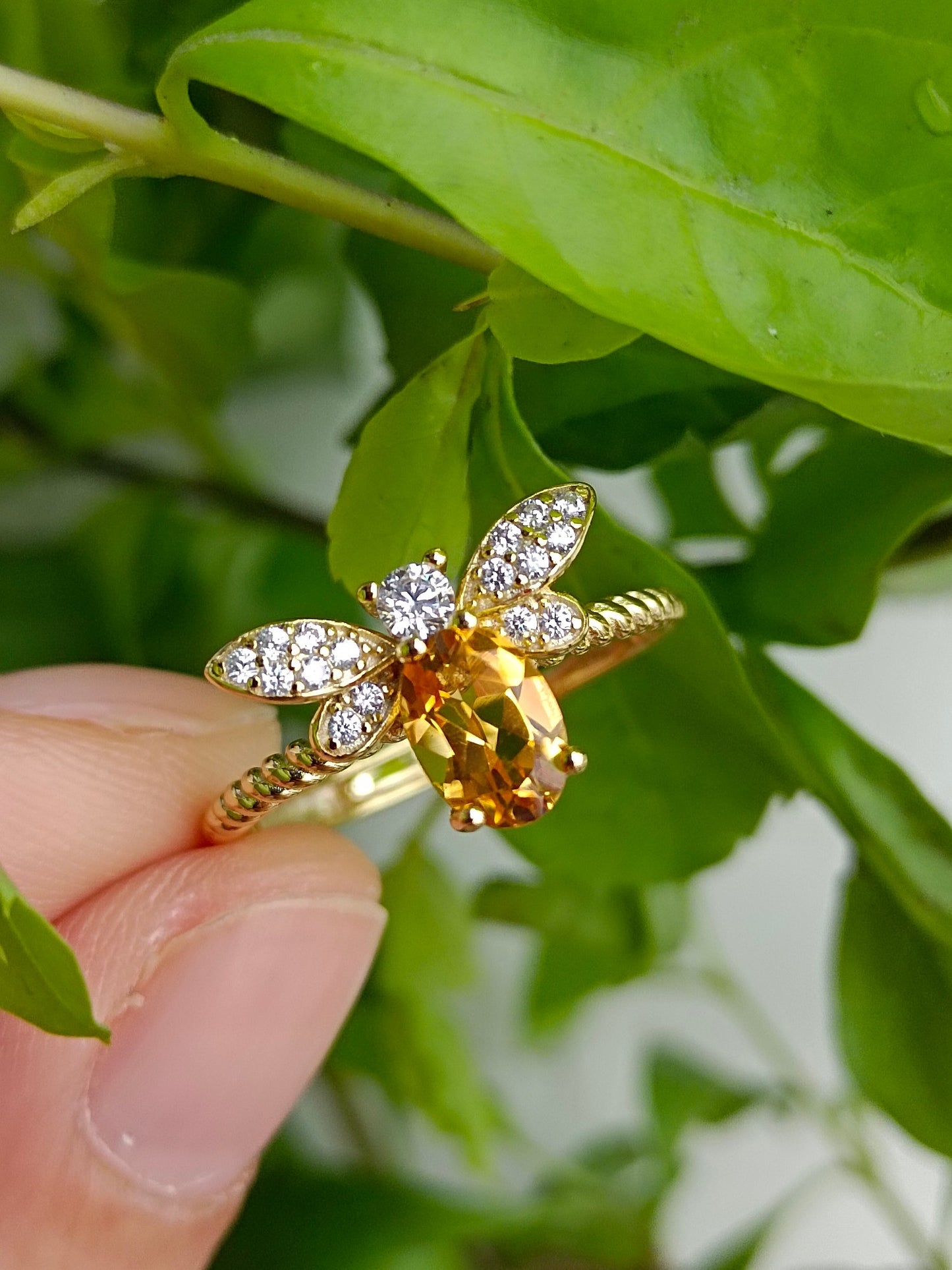 Vibrant Yellow Crystal Bee Ring - Unikt smykke