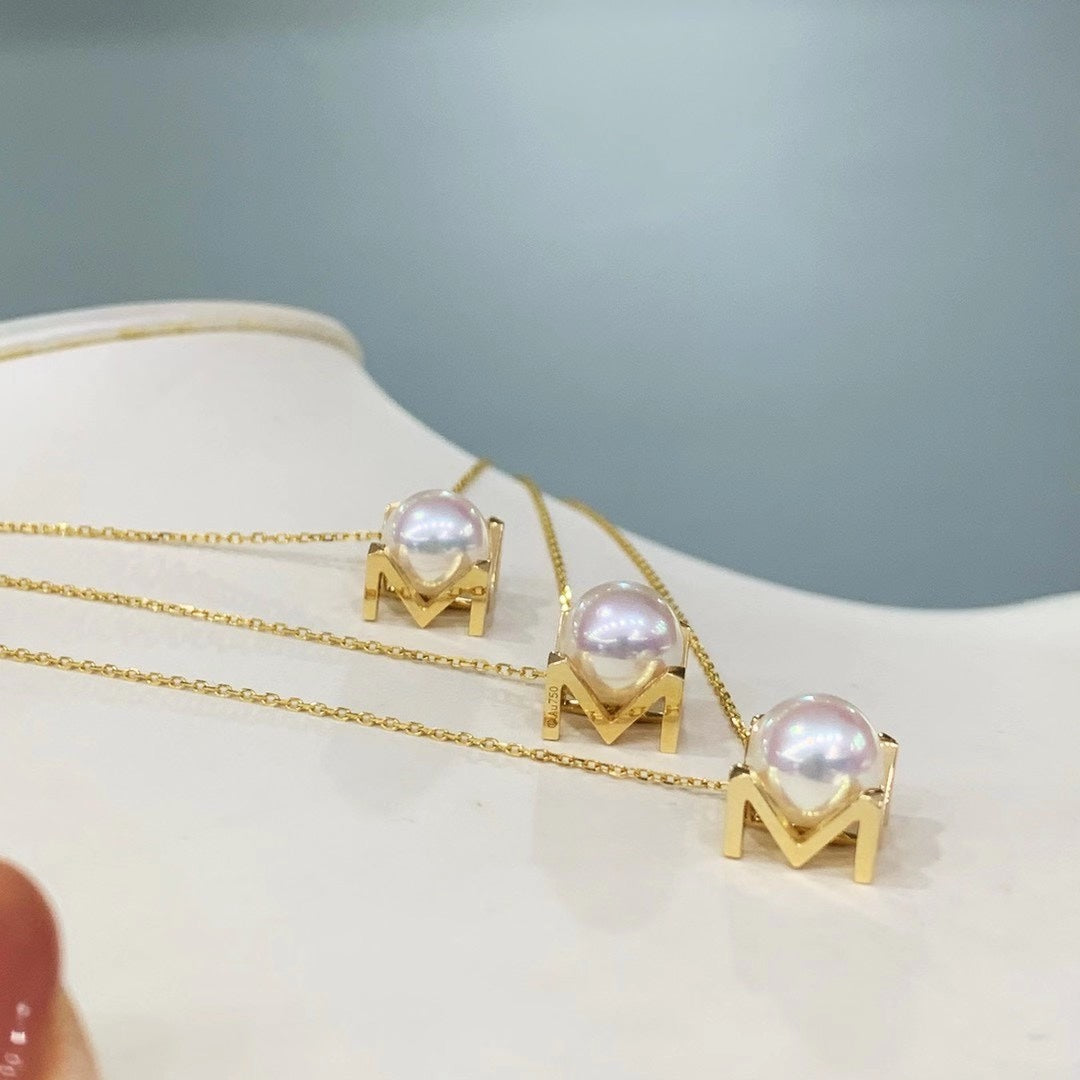 M-stijl 18K vergulde sieraden met verstelbare M-vormige sluiting en glanzende Akoya-parels