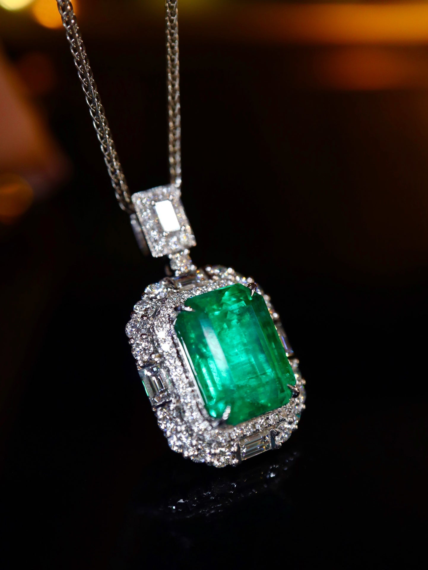Bijuterii cu pandantiv de smarald: piatră prețioasă sticloasă verde viu cu diamante