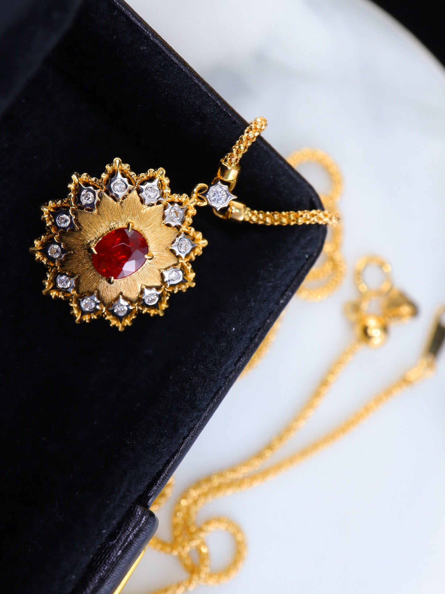 Koleksi Perhiasan Keanggunan Italia: Kalung Emas Kerajinan yang terinspirasi Buccellati dengan Liontin Ruby dan Zamrud