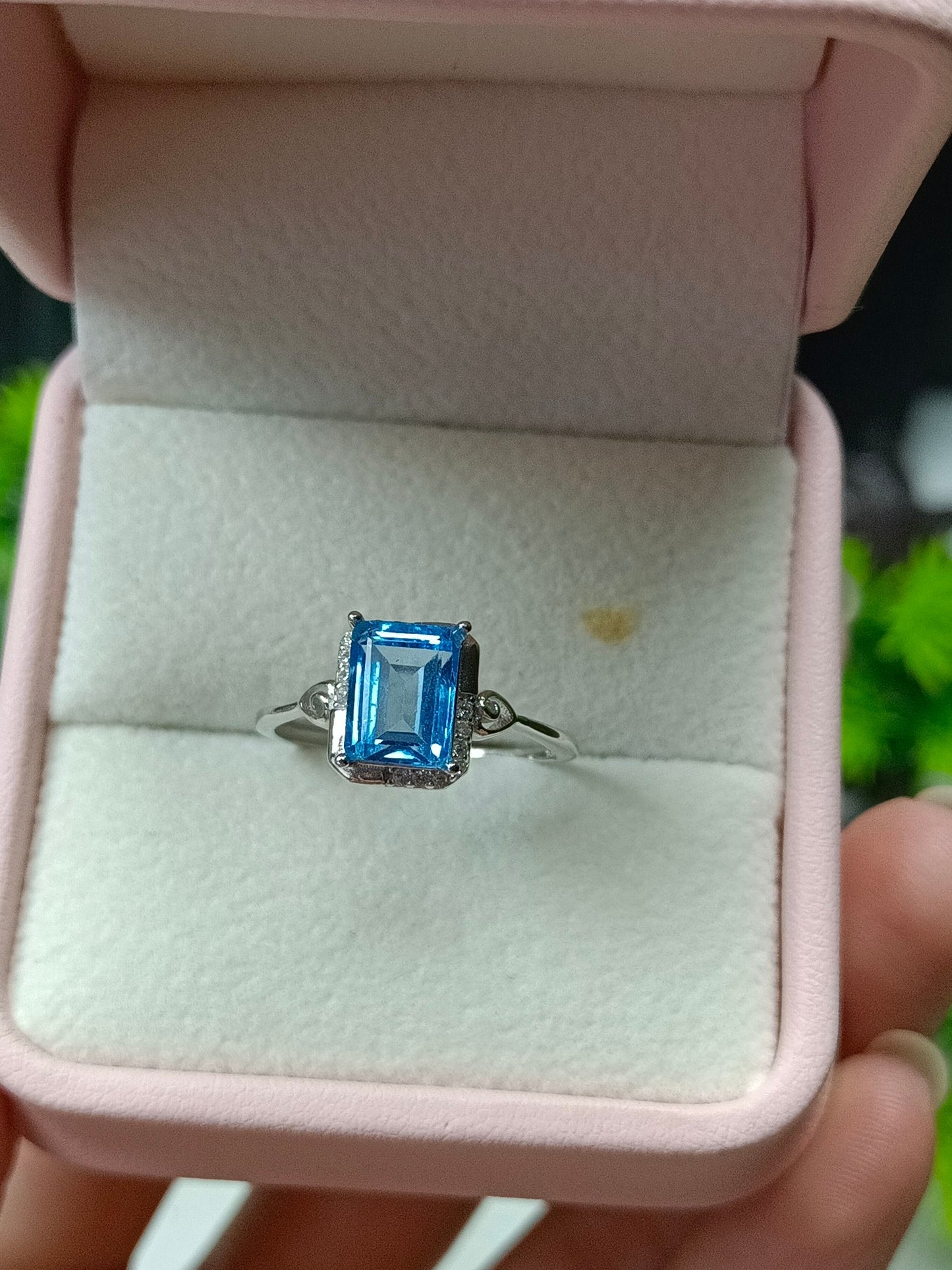 Exquisito anillo cuadrado de topacio azul suizo natural - Joyería fina