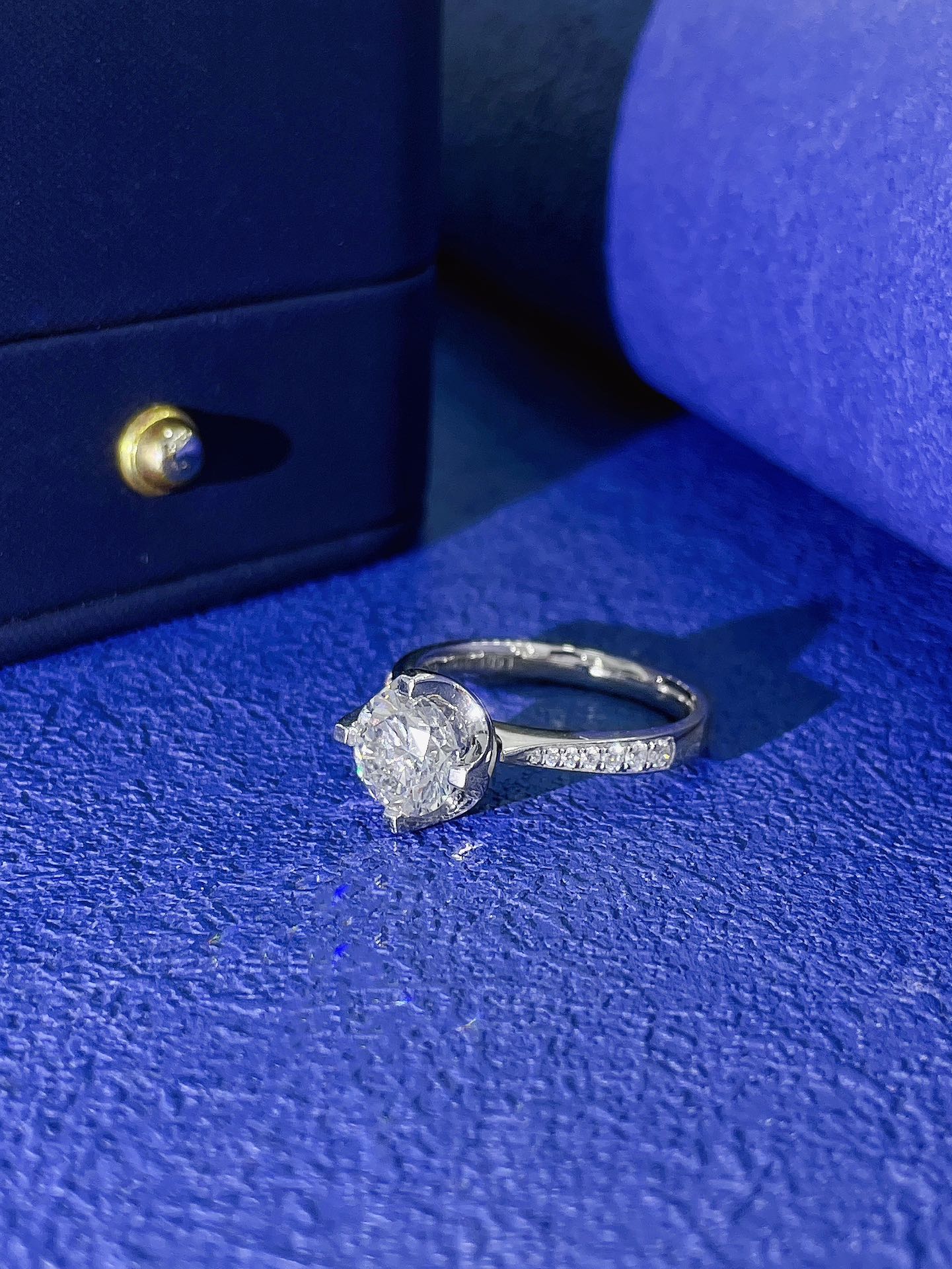 Cincin Lengan Lurus Empat Cakar Berlian Bulat Berbudaya 18K - Perhiasan Premium