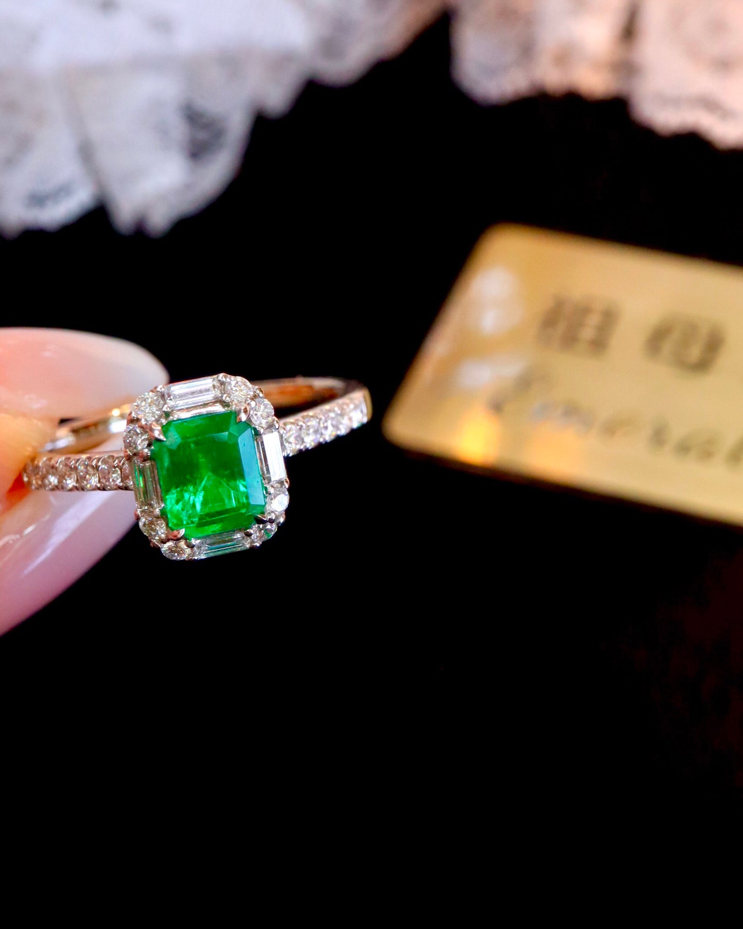 Perhiasan Klasik Abadi: Cincin Zamrud Tertanam Emas 18k dan Berlian
