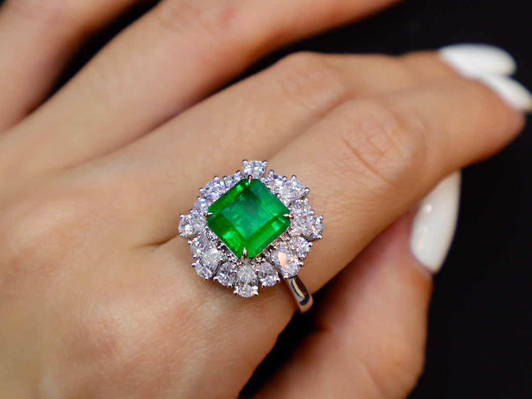 Emerald Ring-smykker: Luksuriøst stykke med GIA-sertifikat