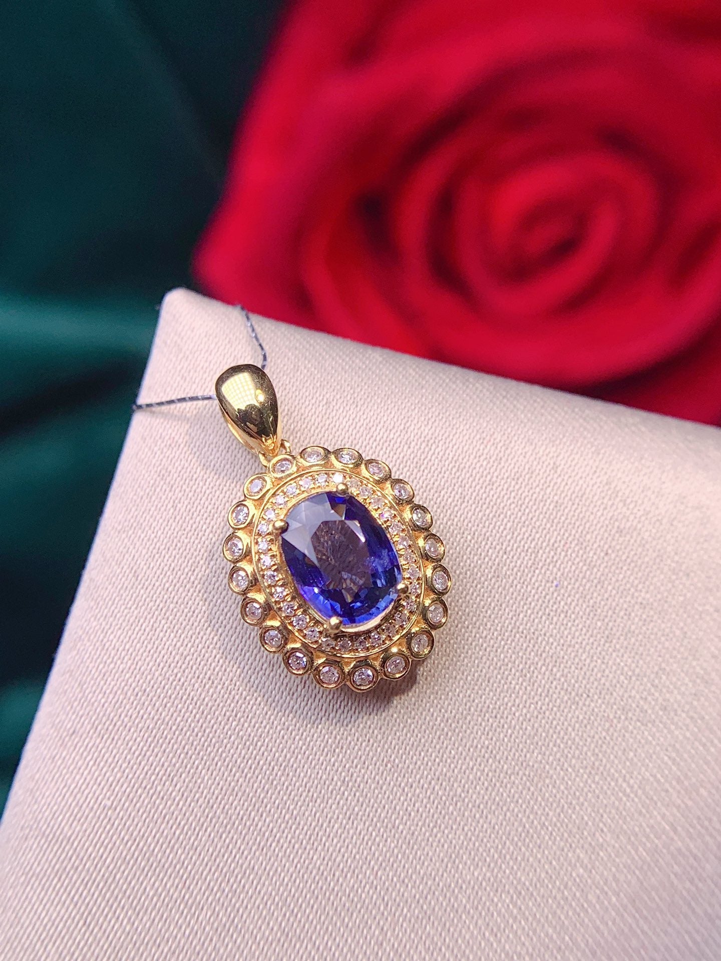 Liontin Safir 18K dengan Aksen Berlian - Perhiasan Elegan