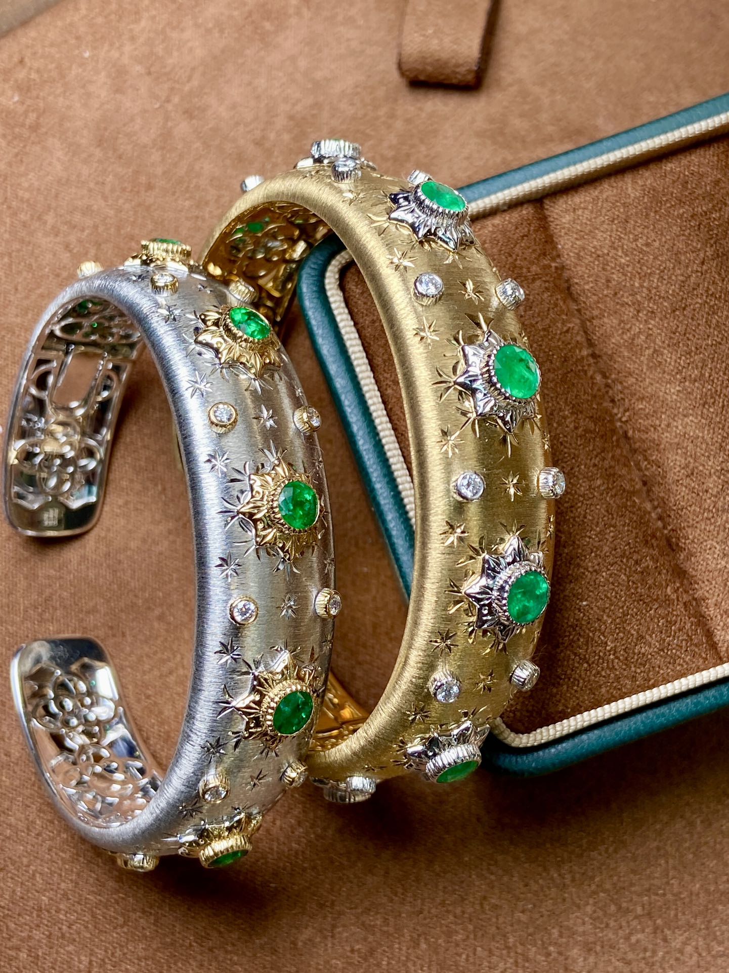 Luxuriöses Breitband-Smaragdarmband im Buccellati-Stil – exklusiver Schmuck