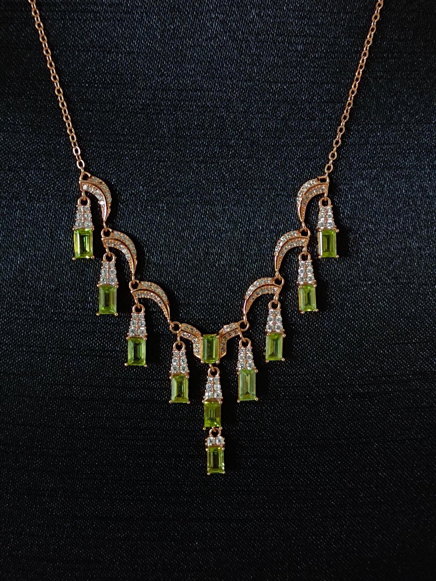 Prachtige halsketting met olijfstenen kwastjes - een must-have voor sieraden