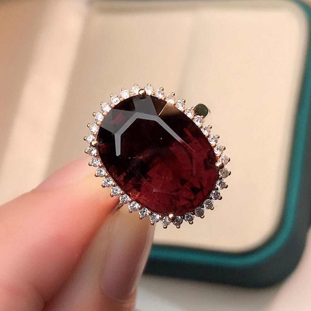 Exquisito anillo de turmalina incrustada en oro de 18 quilates: una joya imprescindible