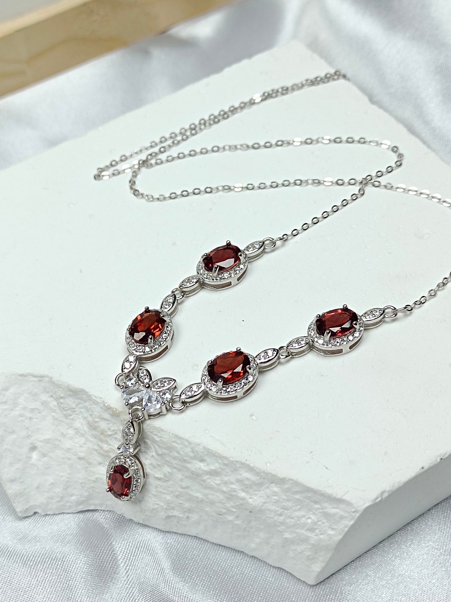 Luxurious S925 Silver Garnet Embedded Jewelry Necklace