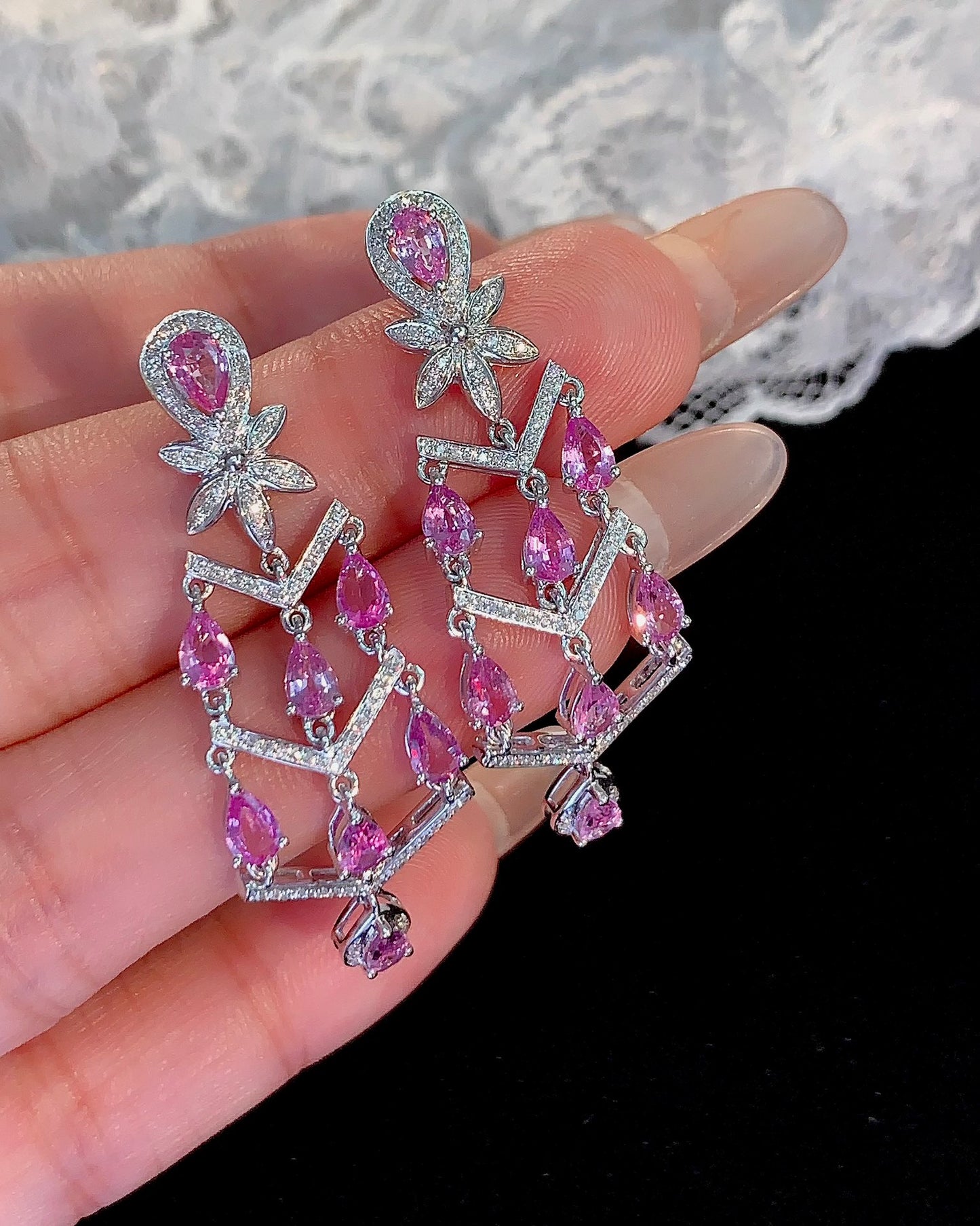 Exquisiter Eleganz-Schmuck: Natürliche rosa Saphir-Ohrringe mit 18 Karat Gold und Diamanten